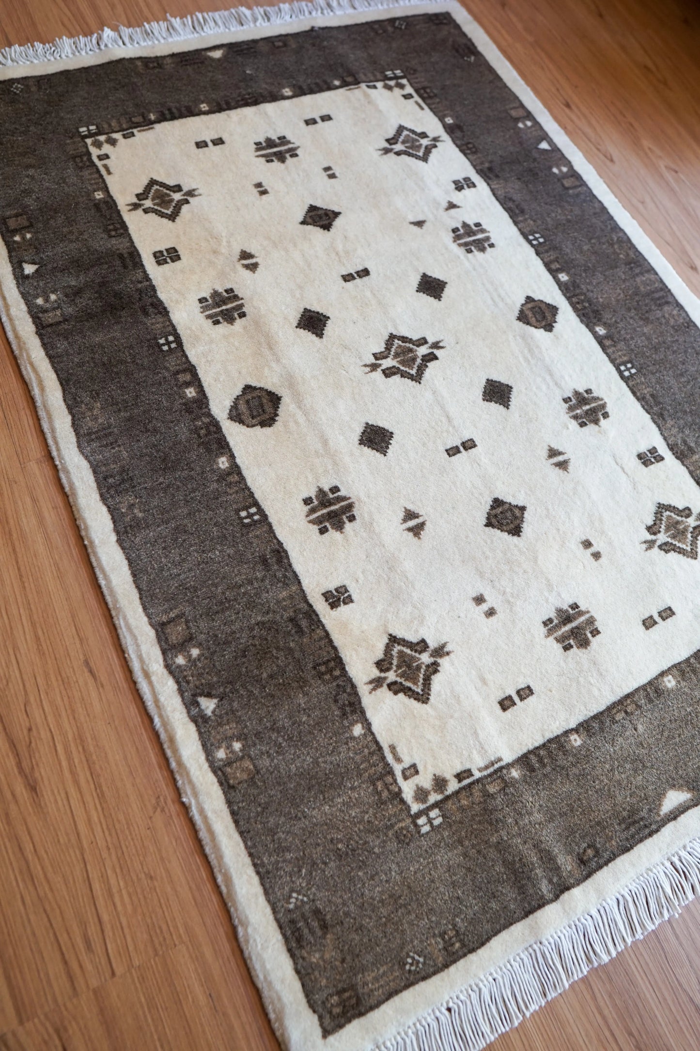 パキスタン手織り絨毯 . トライバルラグ 116×81cm Decorworks