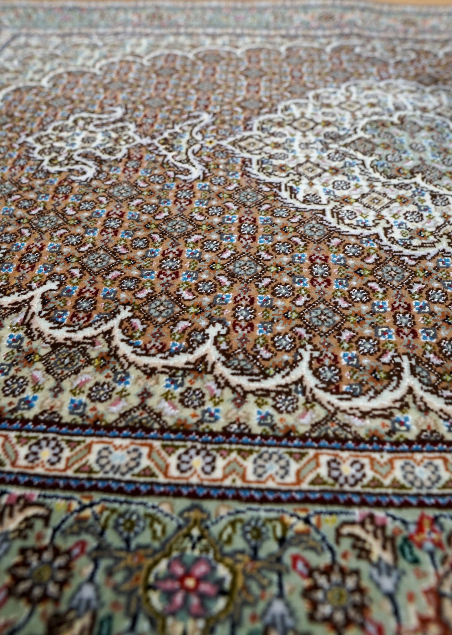 127×85cmペルシャ手織り絨毯 タブリーズ産 50RAJ Decorworks