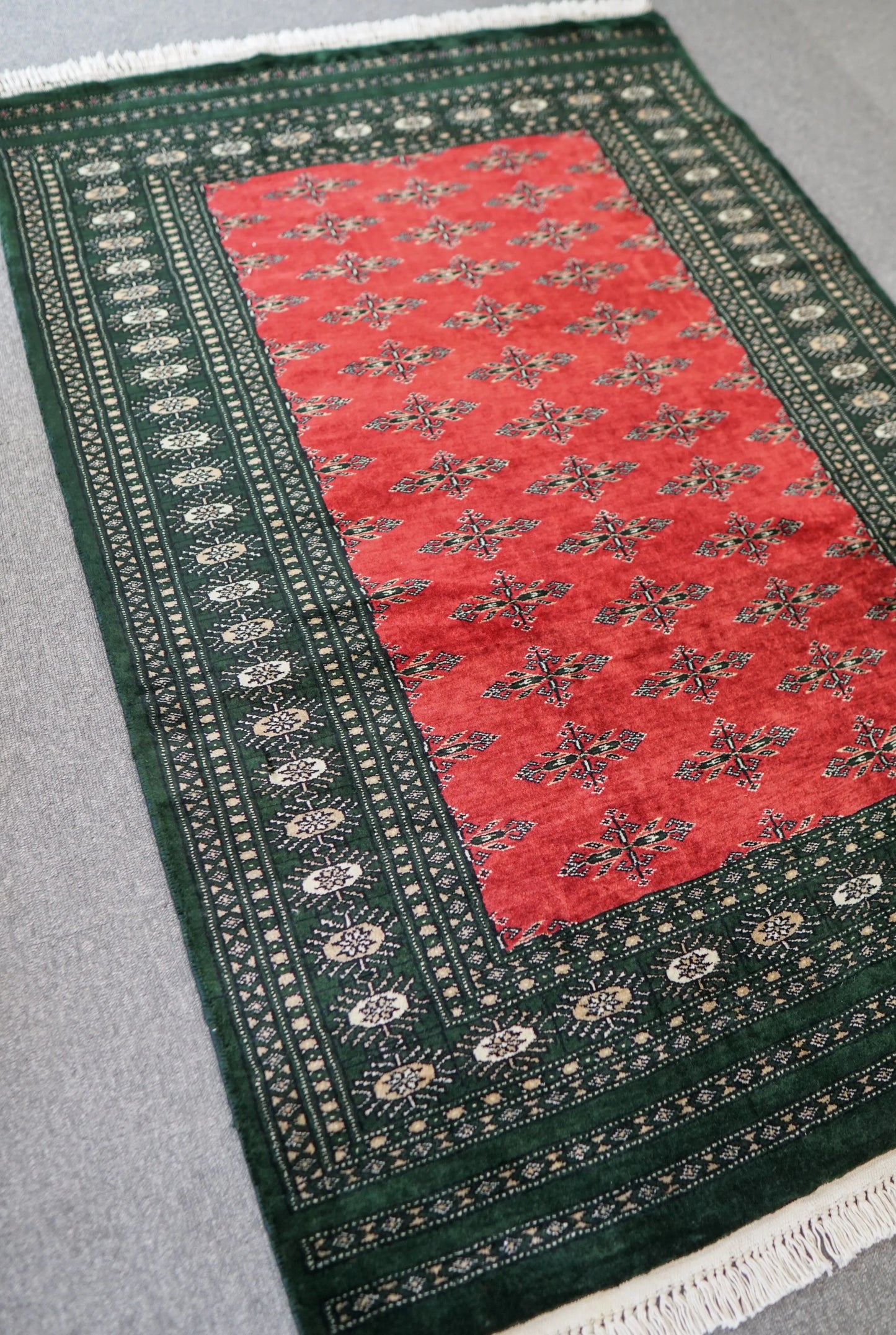 143×92cm パキスタン手織り絨毯 Decorworks