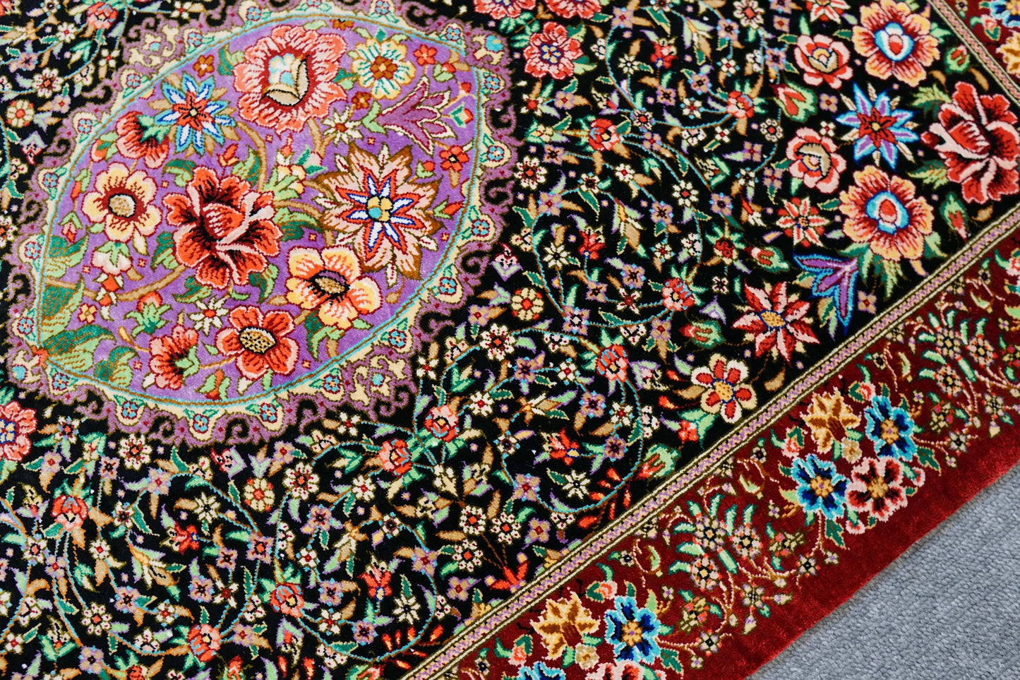 86×61cm 【ペルシャ手織りクム産のシルク100%絨毯】 Decorworks