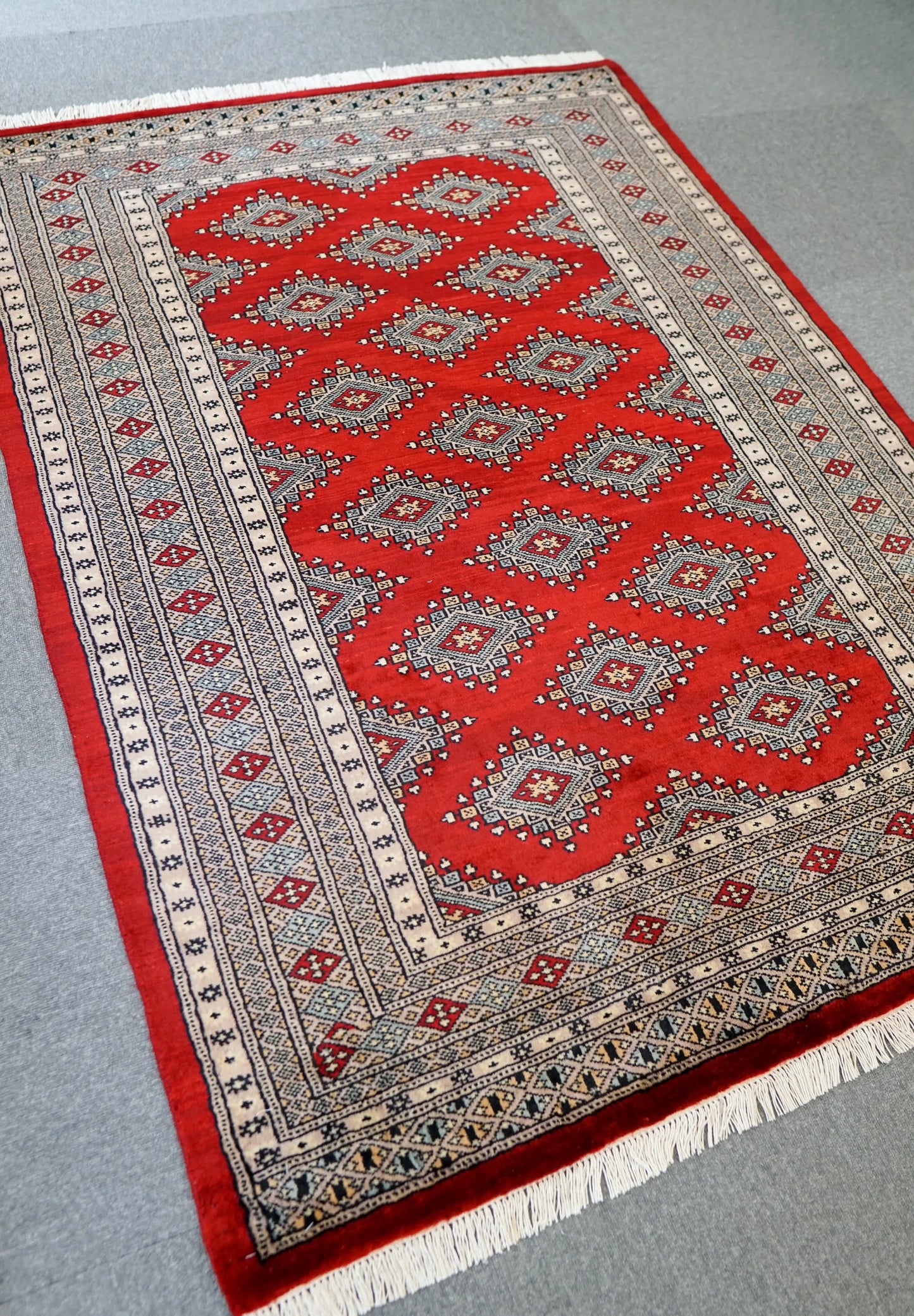 177×130cm パキスタン手織り絨毯 Decorworks
