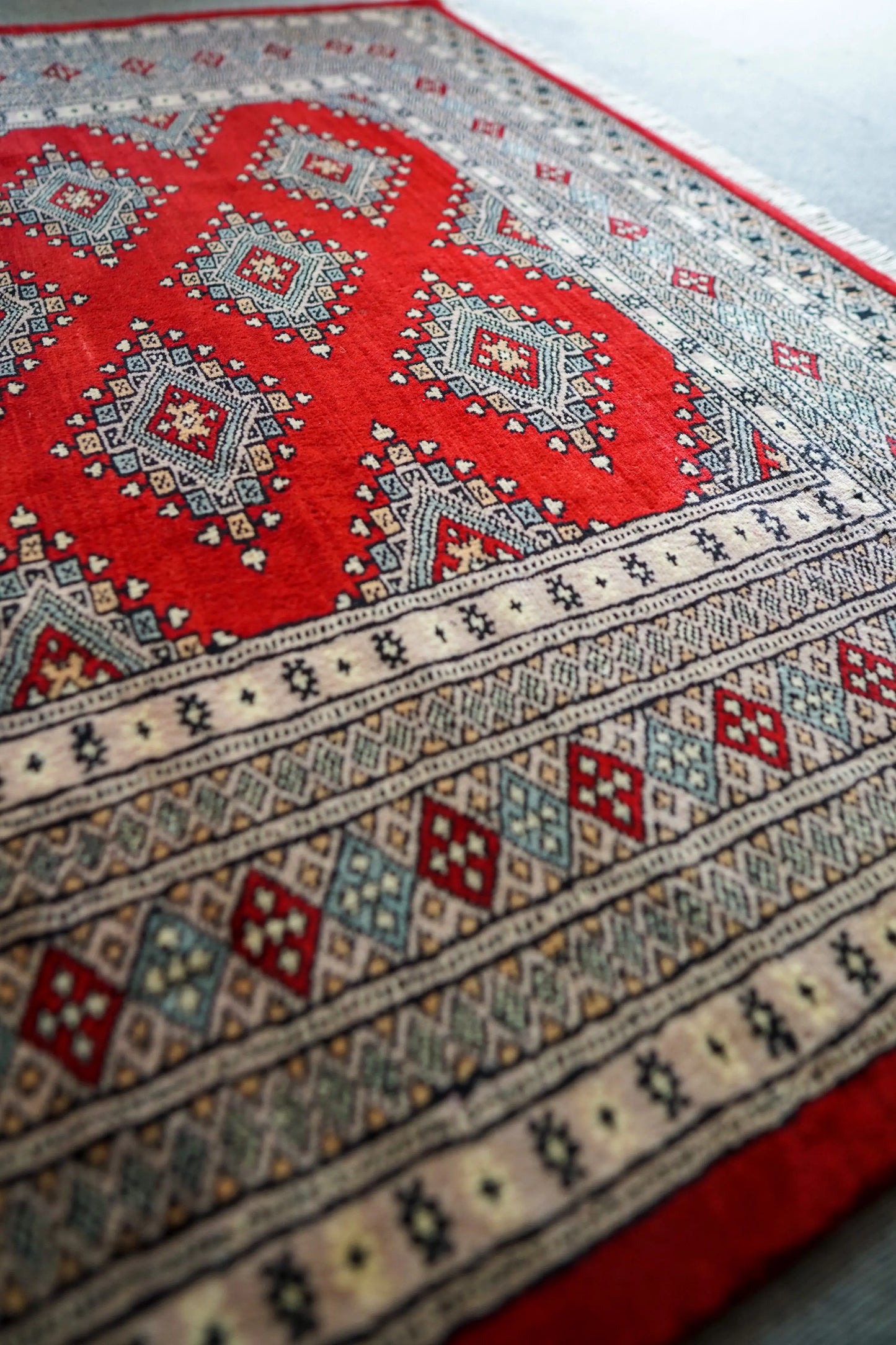 177×130cm パキスタン手織り絨毯 Decorworks