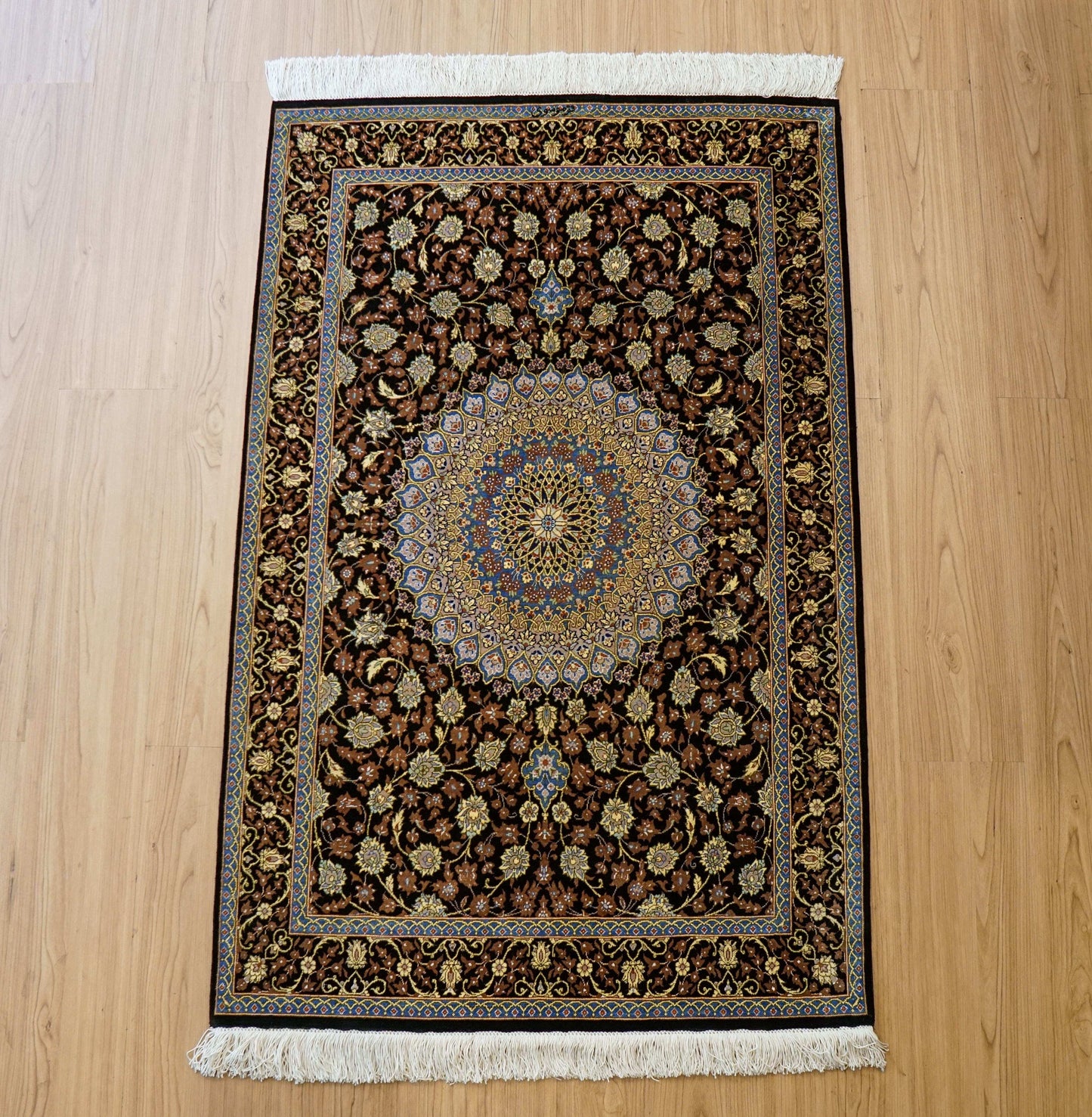 ペルシャ絨毯 クム産 シルク100% ムサビイ工房 121×79cm|手織り・シルクラグ・メダリオンデザイン