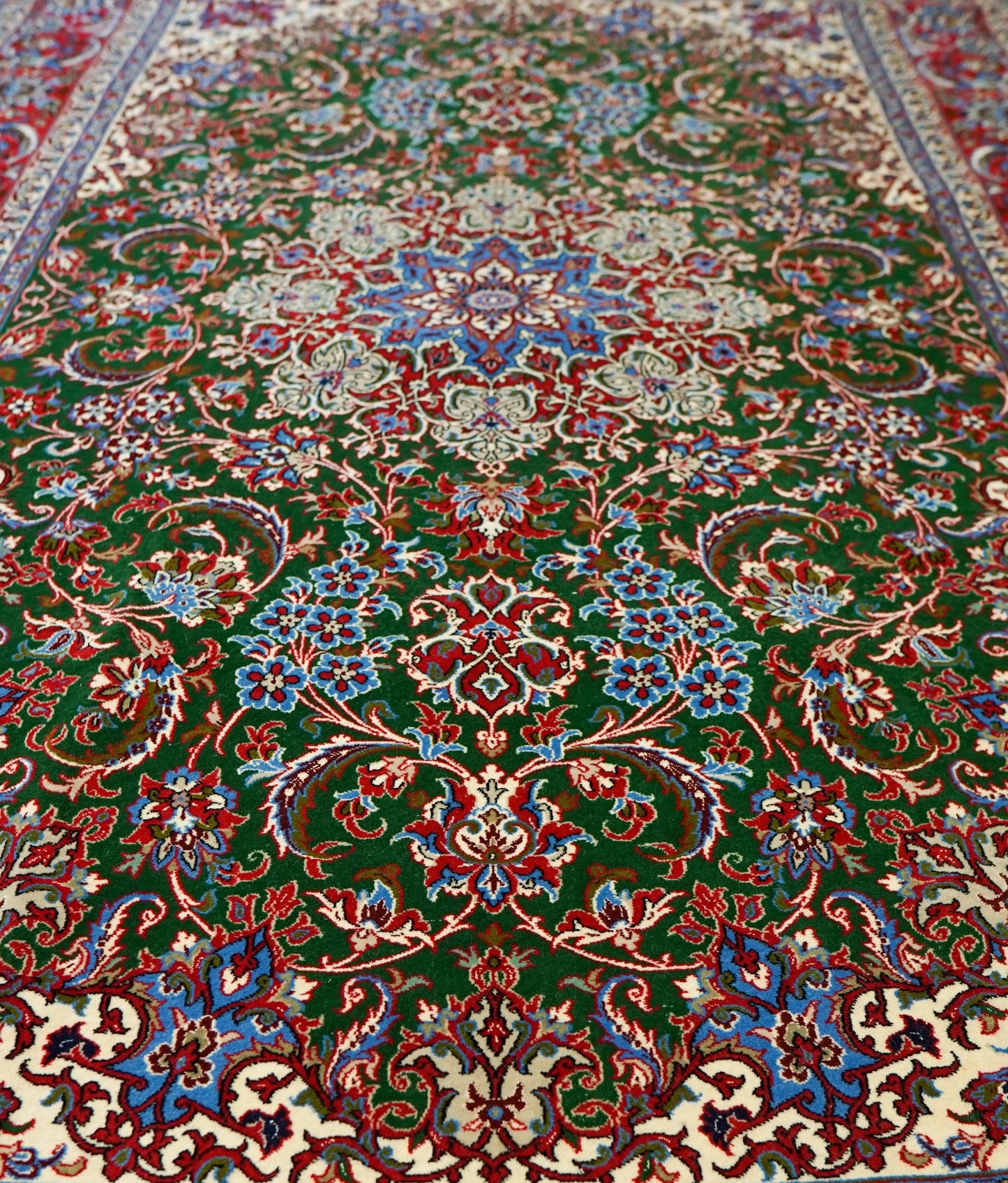 Collection ペルシャ手織り絨毯 イスファハン産 245×157cm — 精緻な花唐草と伝統文様の調和