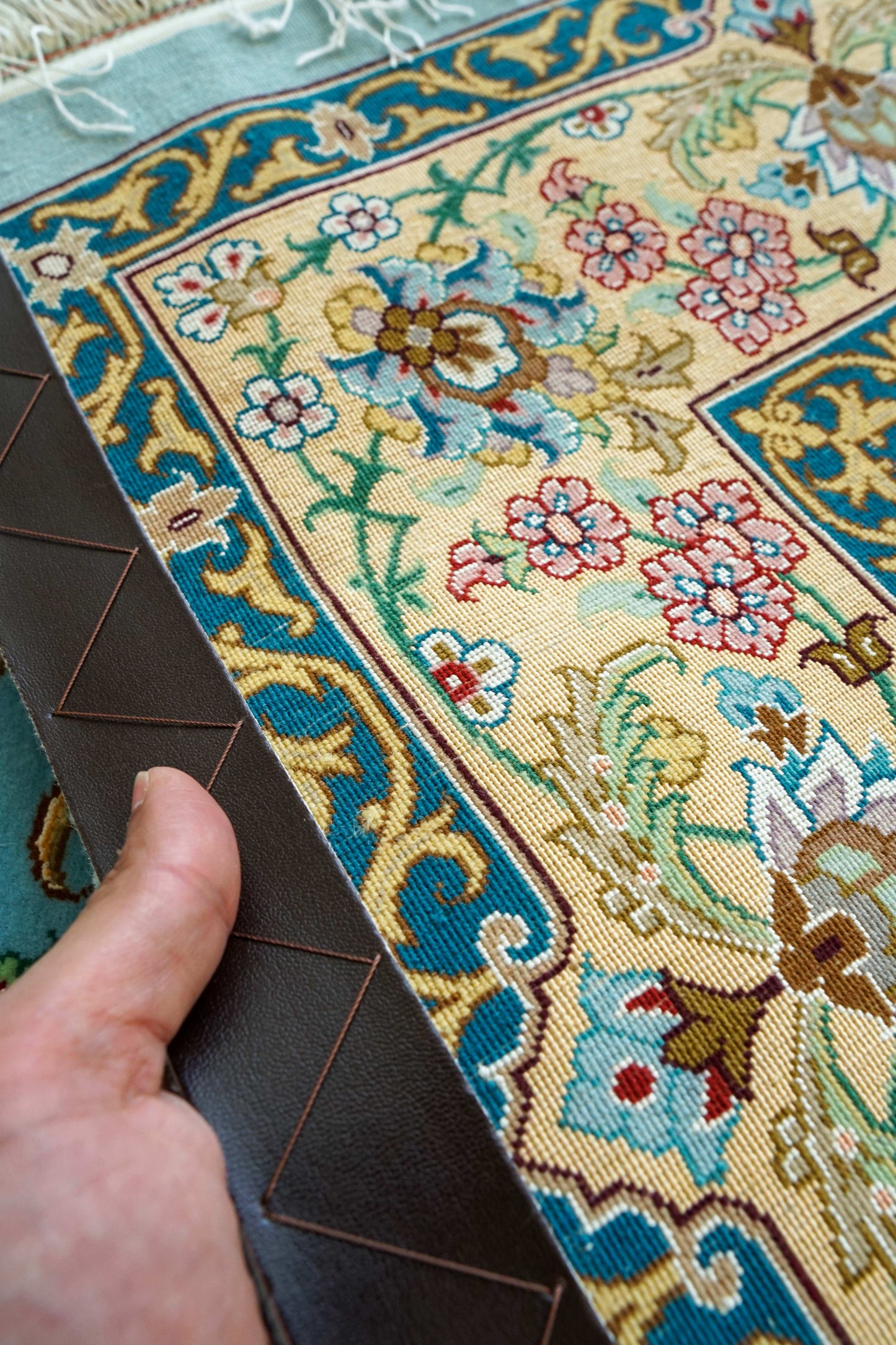 ペルシャ絨毯 イスファハン産 シャーシャハニ工房 約170×115cm|コルクウールとシルク