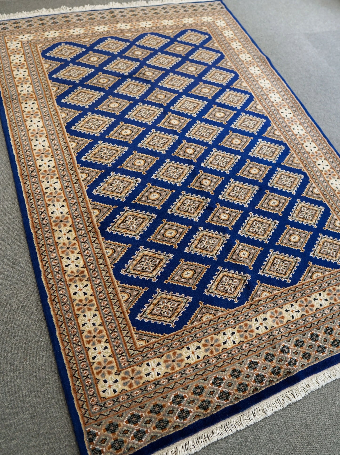 185×126cm パキスタン手織り絨毯 . トライバルラグ Decorworks