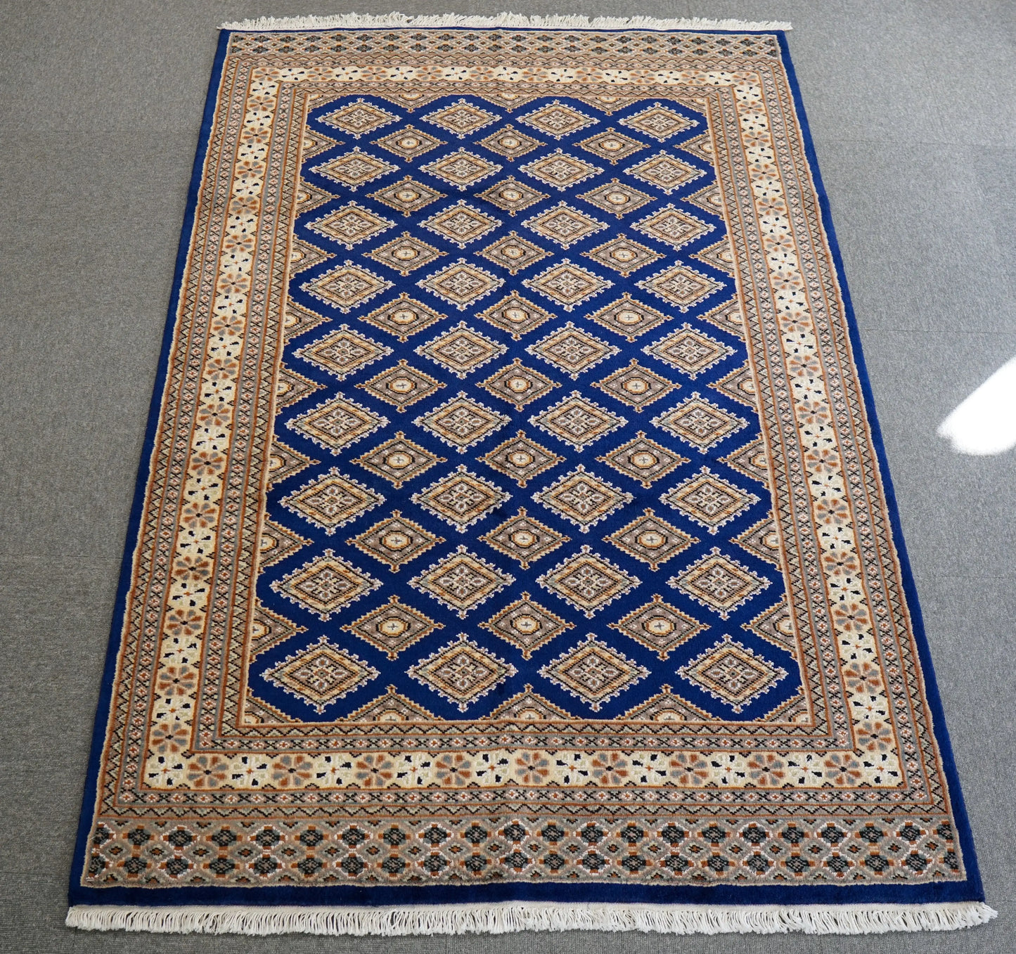 185×126cm パキスタン手織り絨毯 . トライバルラグ Decorworks
