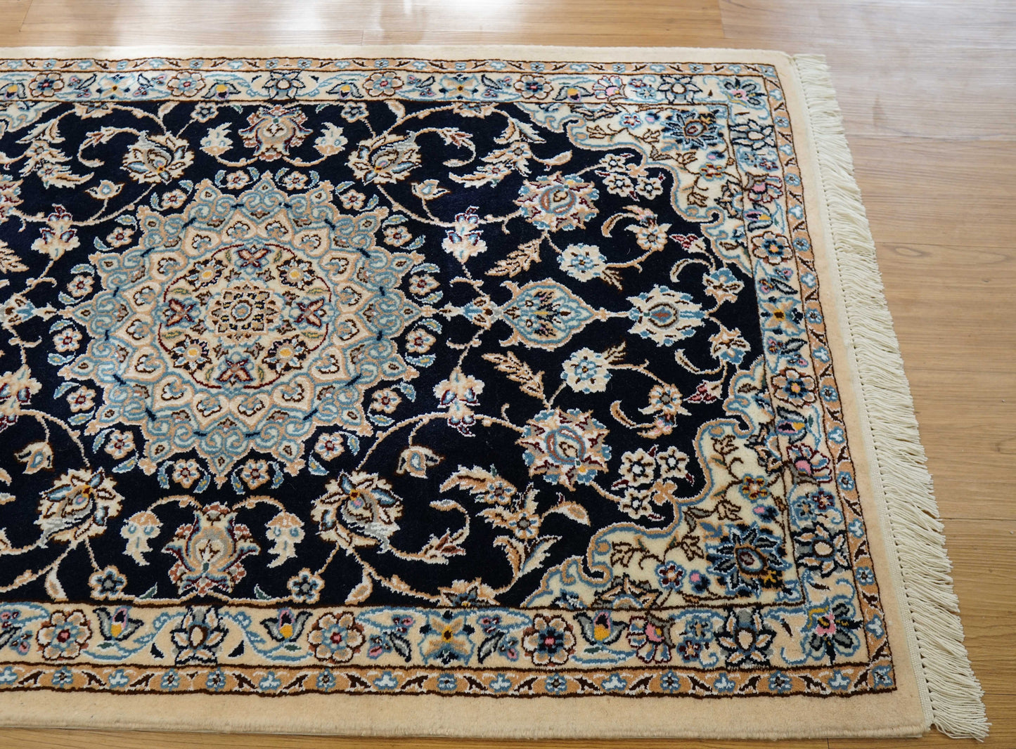 ペルシャ絨毯 ナイン産 121×79cm|ネイビー基調