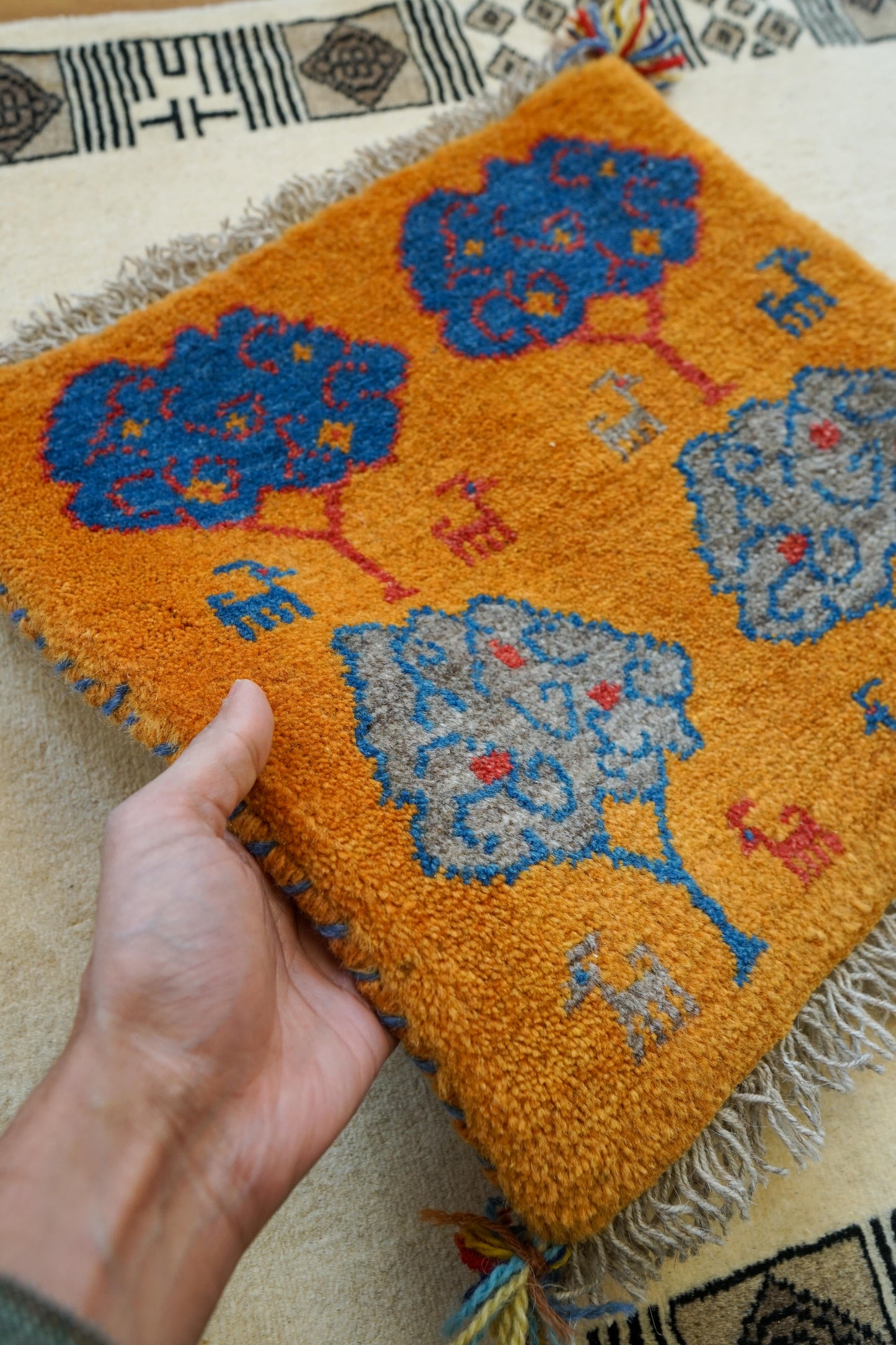 ペルシャ手織りギャッベ アマレ族 40×40cm|ウール100% ミニラグ・チェアマット 生命の木デザイン