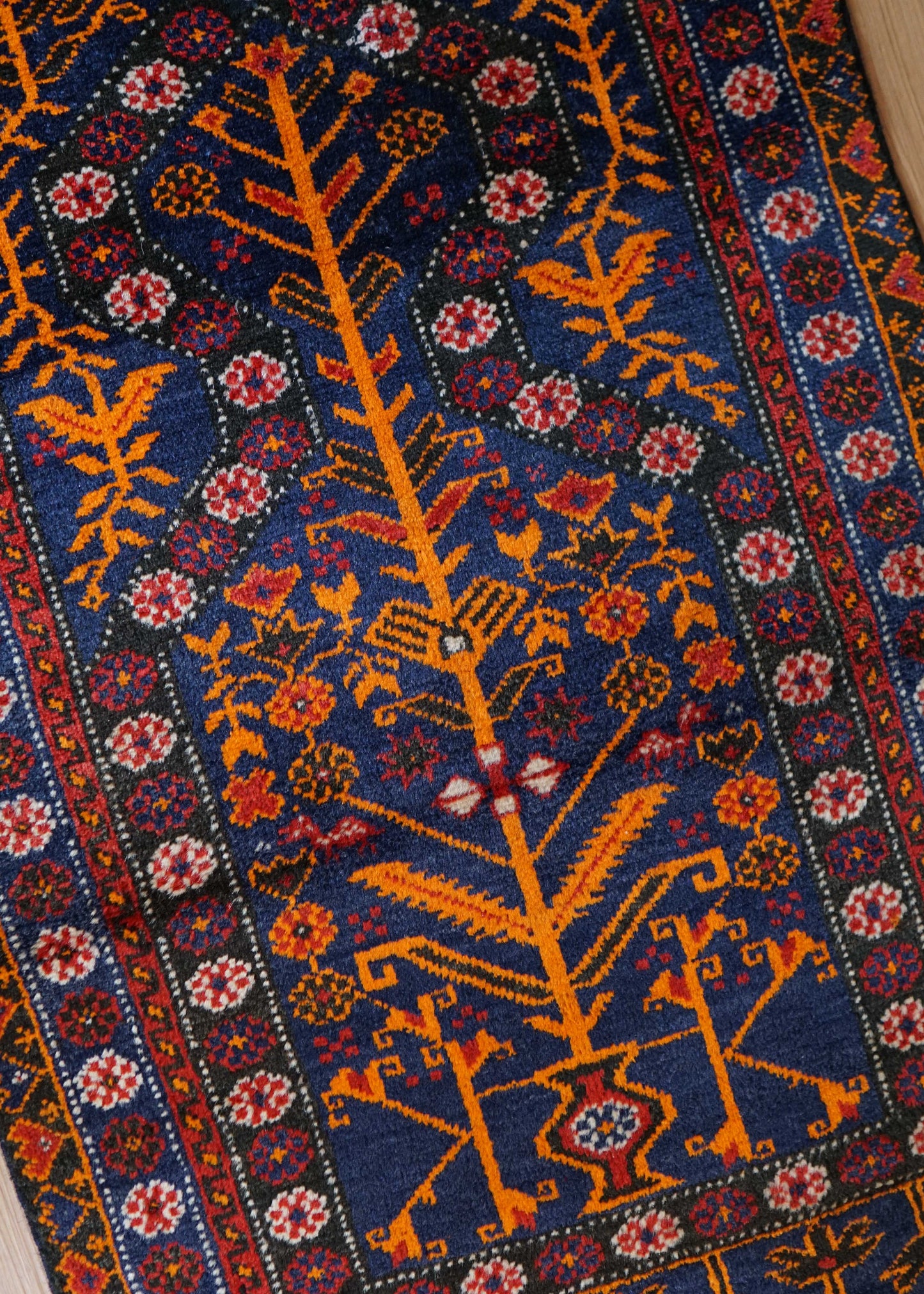 ヴィンテージ トライバルラグ バルーチ族 手織りペルシャ絨毯 133×80cm|花瓶文様(ゴルダン)・ミフラーブデザイン ウール100%