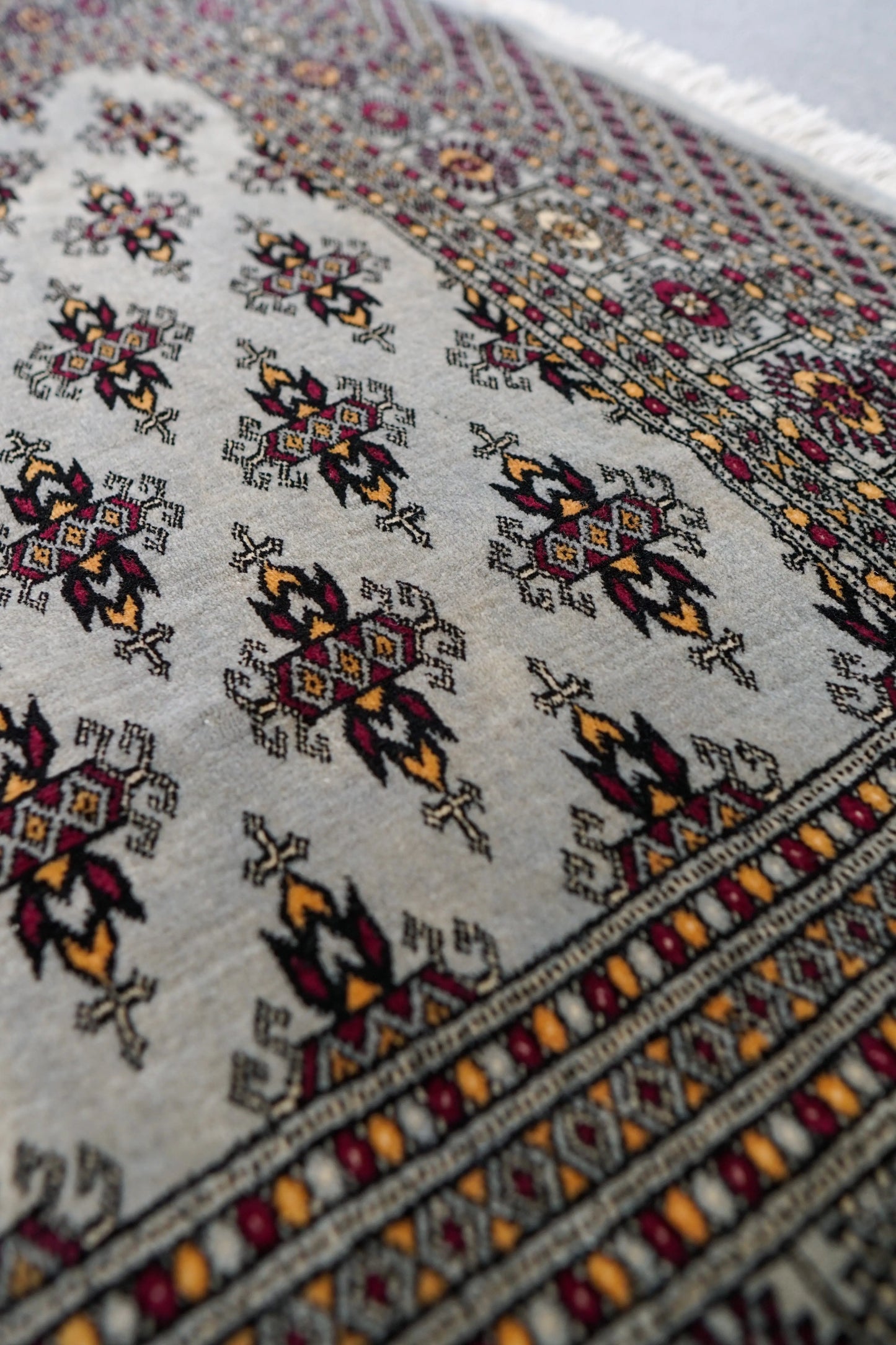 184×132cm パキスタン手織り絨毯 Decorworks