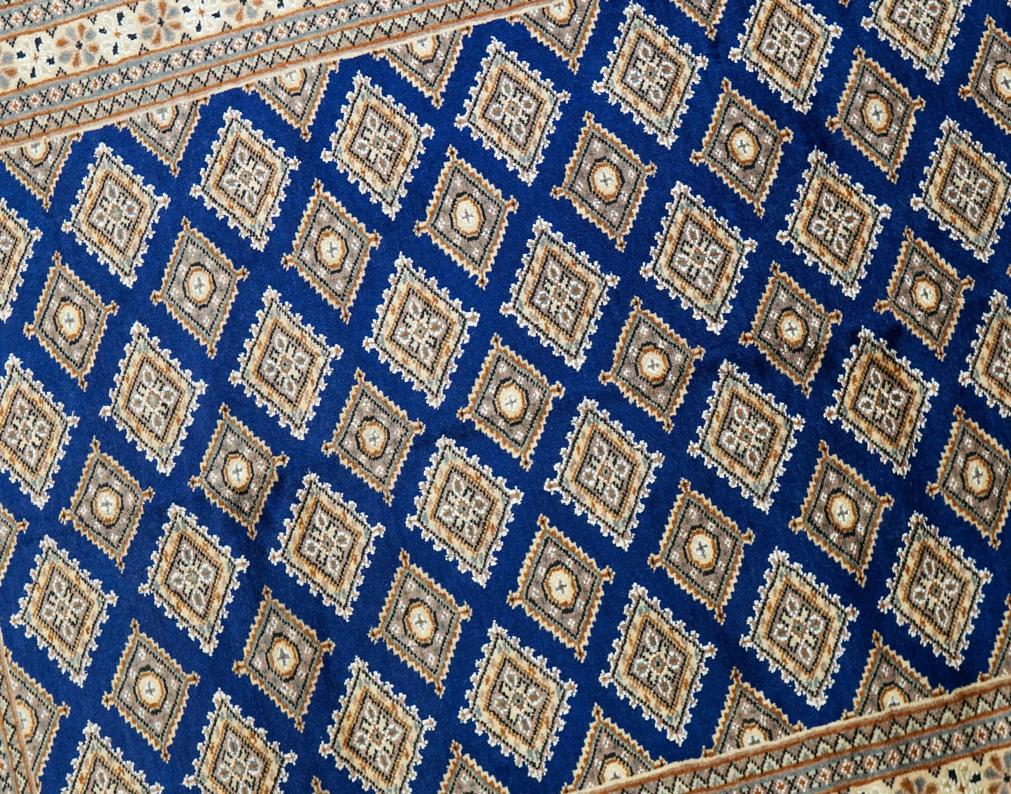 185×126cm パキスタン手織り絨毯 . トライバルラグ Decorworks