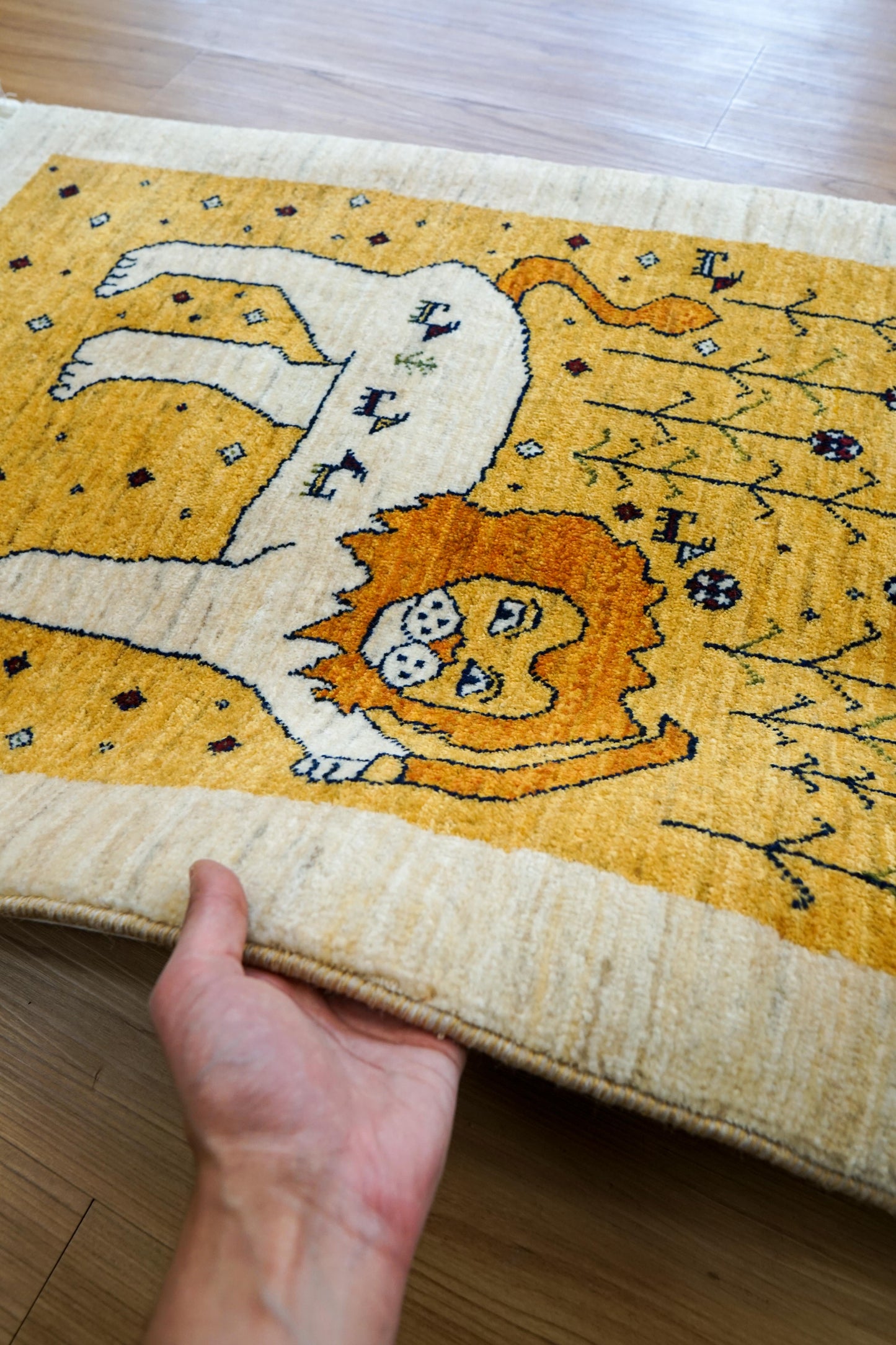 ペルシャ手織りカシュクリギャッベ リズバフト 101×63cm|ライオン&花モチーフ 高密度ギャッベ ウールラグ