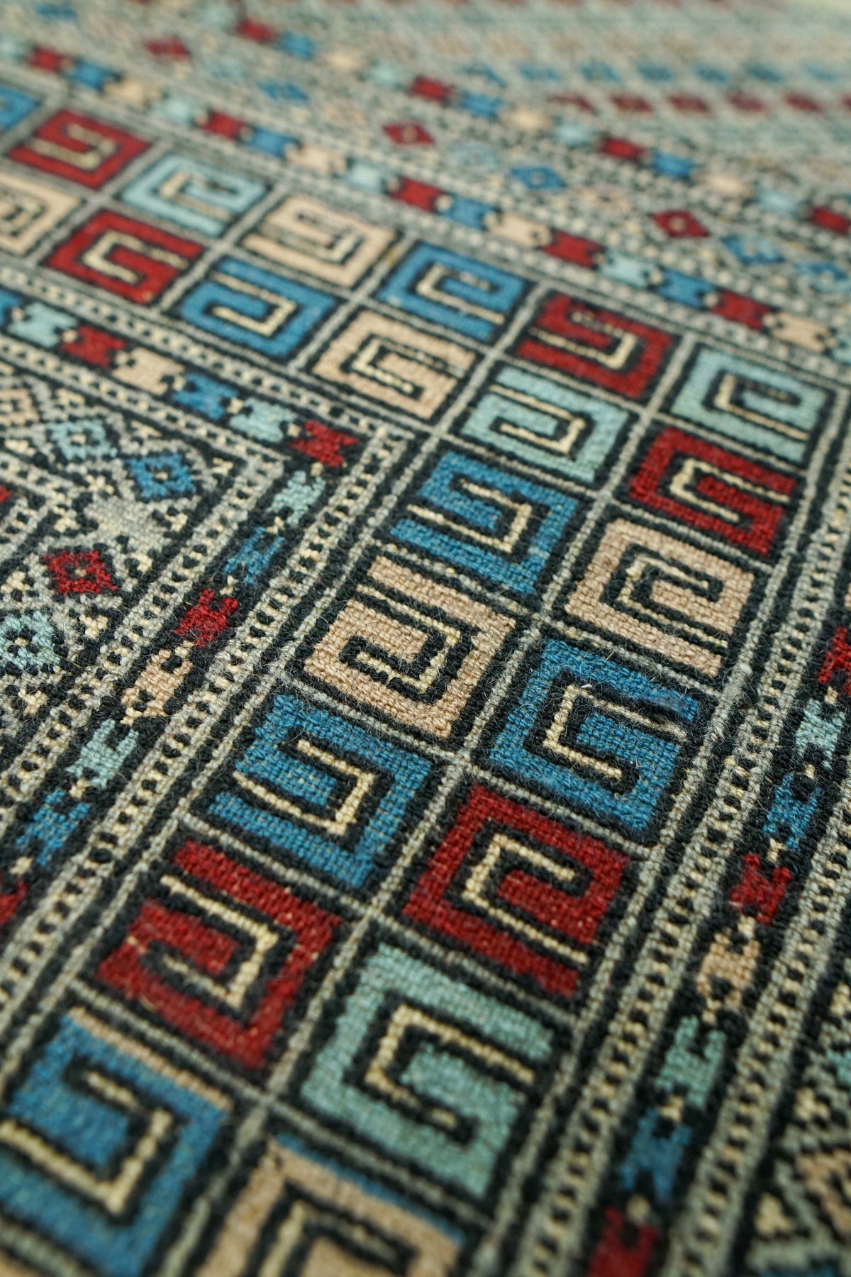 パキスタン手織り絨毯 238×163cm|メリノウール使用 グレー 幾何学デザイン
