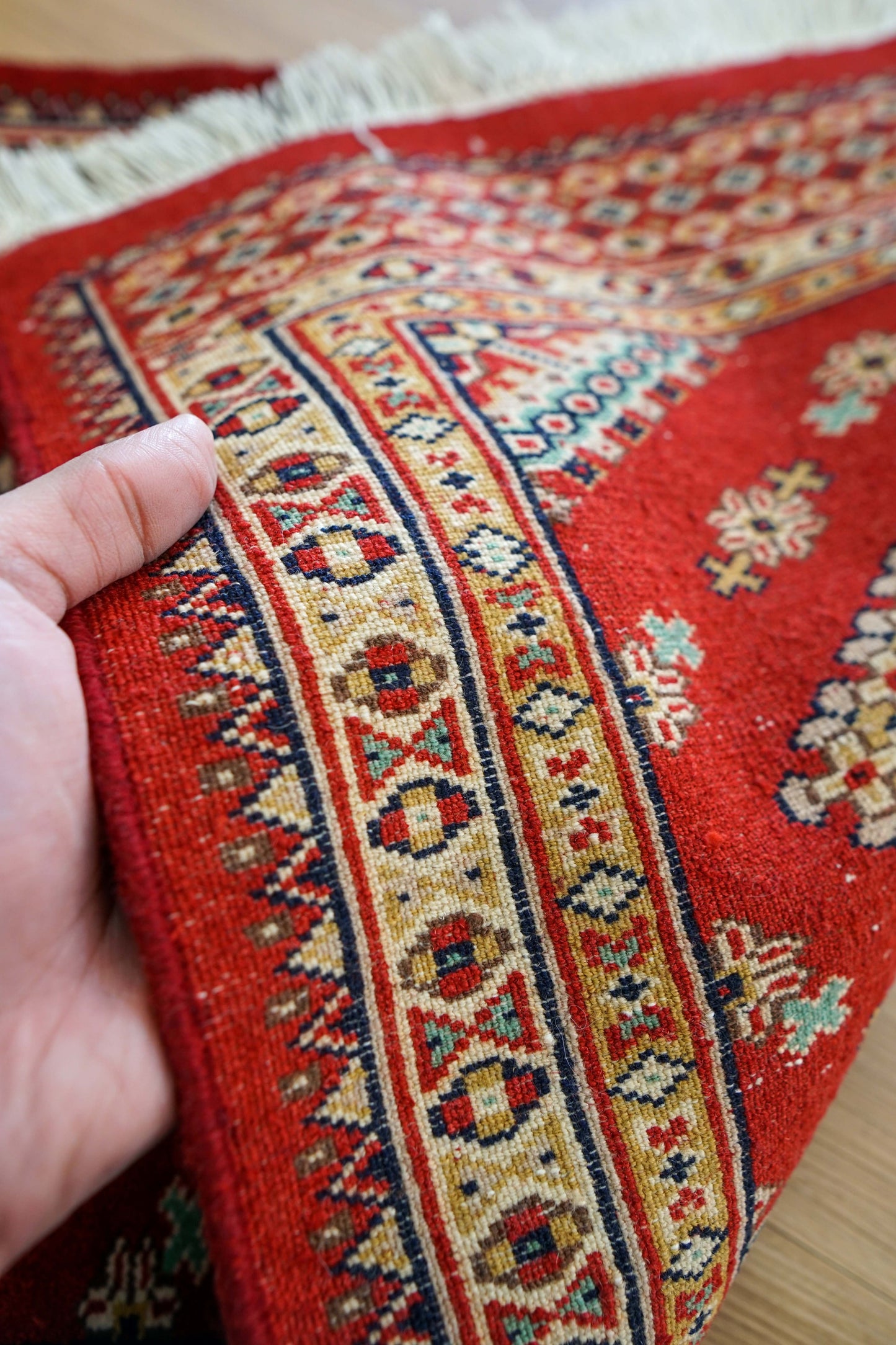 パキスタン手織り絨毯 玄関マット 78×49cm ファインクオリティ 赤基調 トライバルデザイン ウールラグ