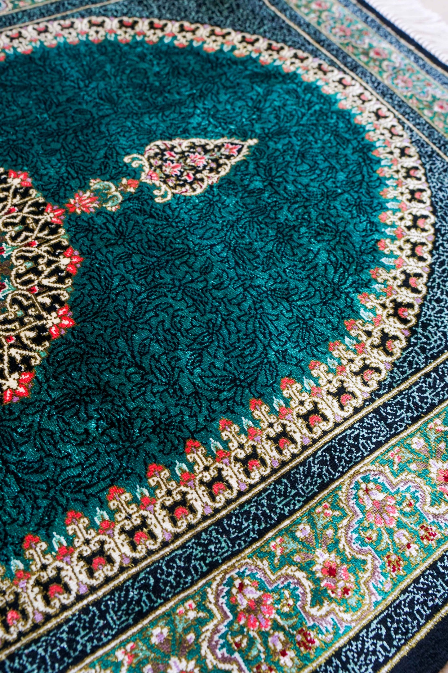 ペルシャ絨毯 クム産 シルク100% ムサビイ工房 88×59cm|手織りシルク|イラン製