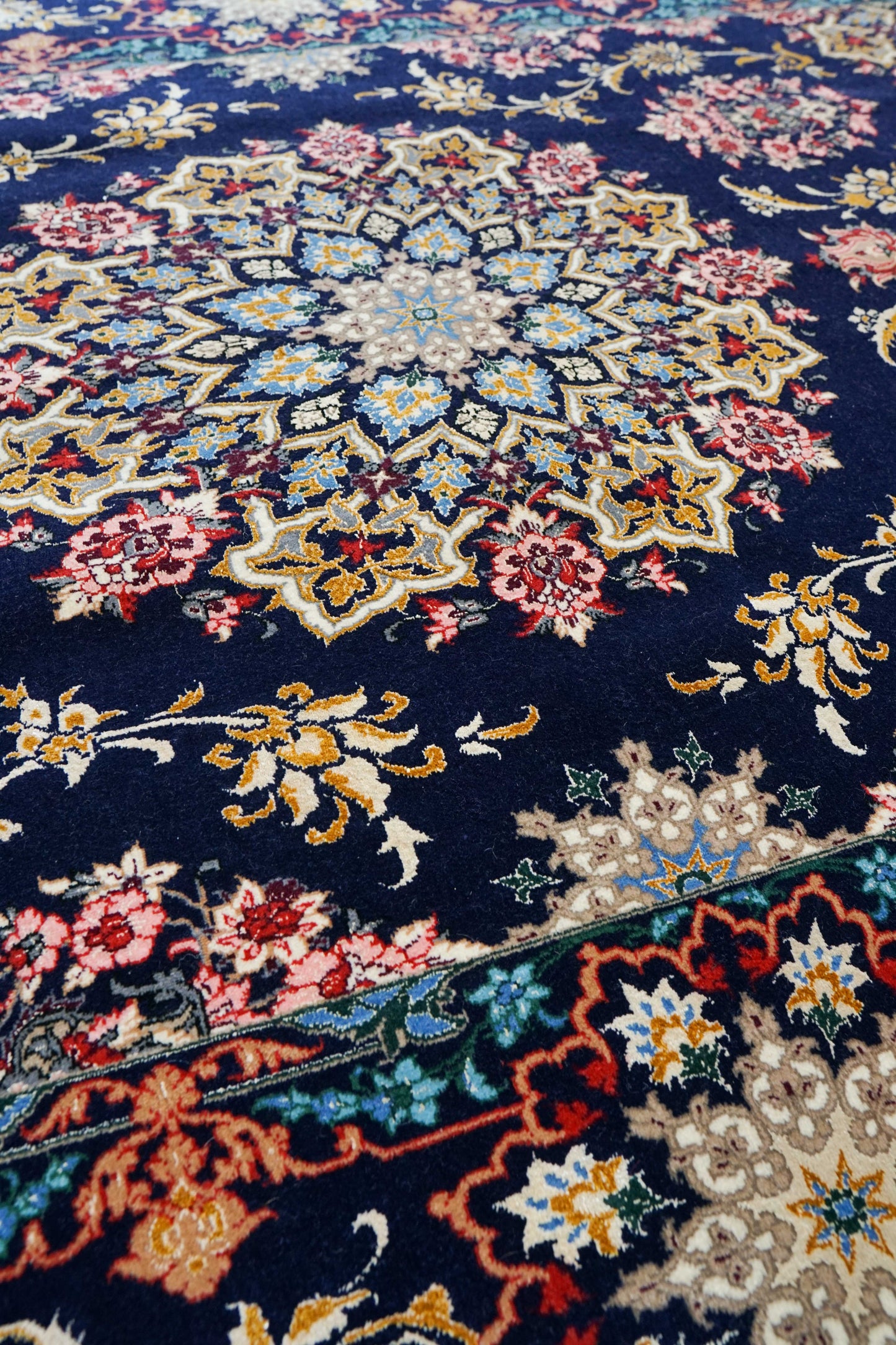 ペルシャ絨毯 イスファハン産 モメニ工房 200×130cm