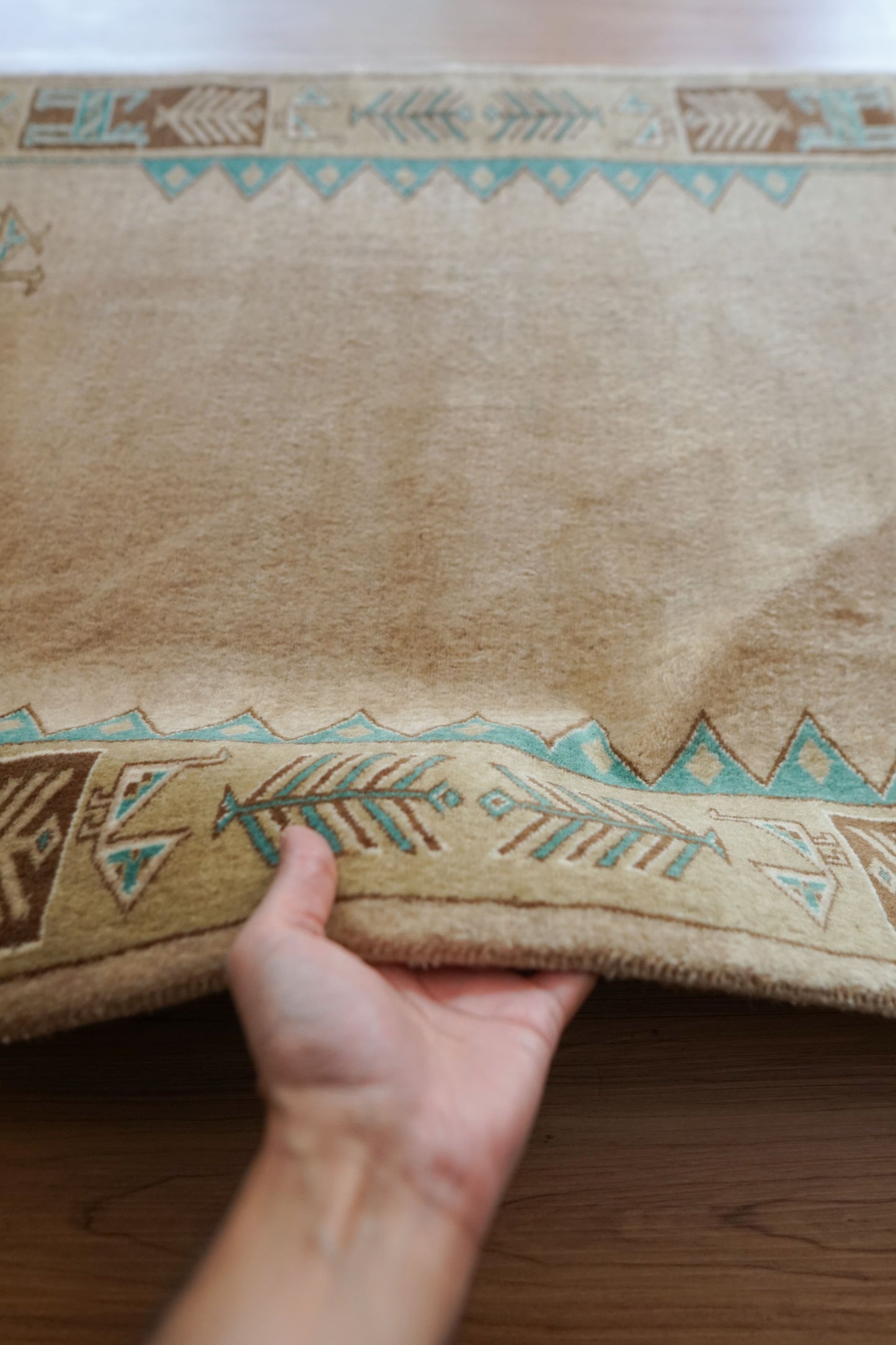 Collection 129×81cm パキスタン手織り絨毯 ベージュ&ターコイズ モダンボーダーデザイン