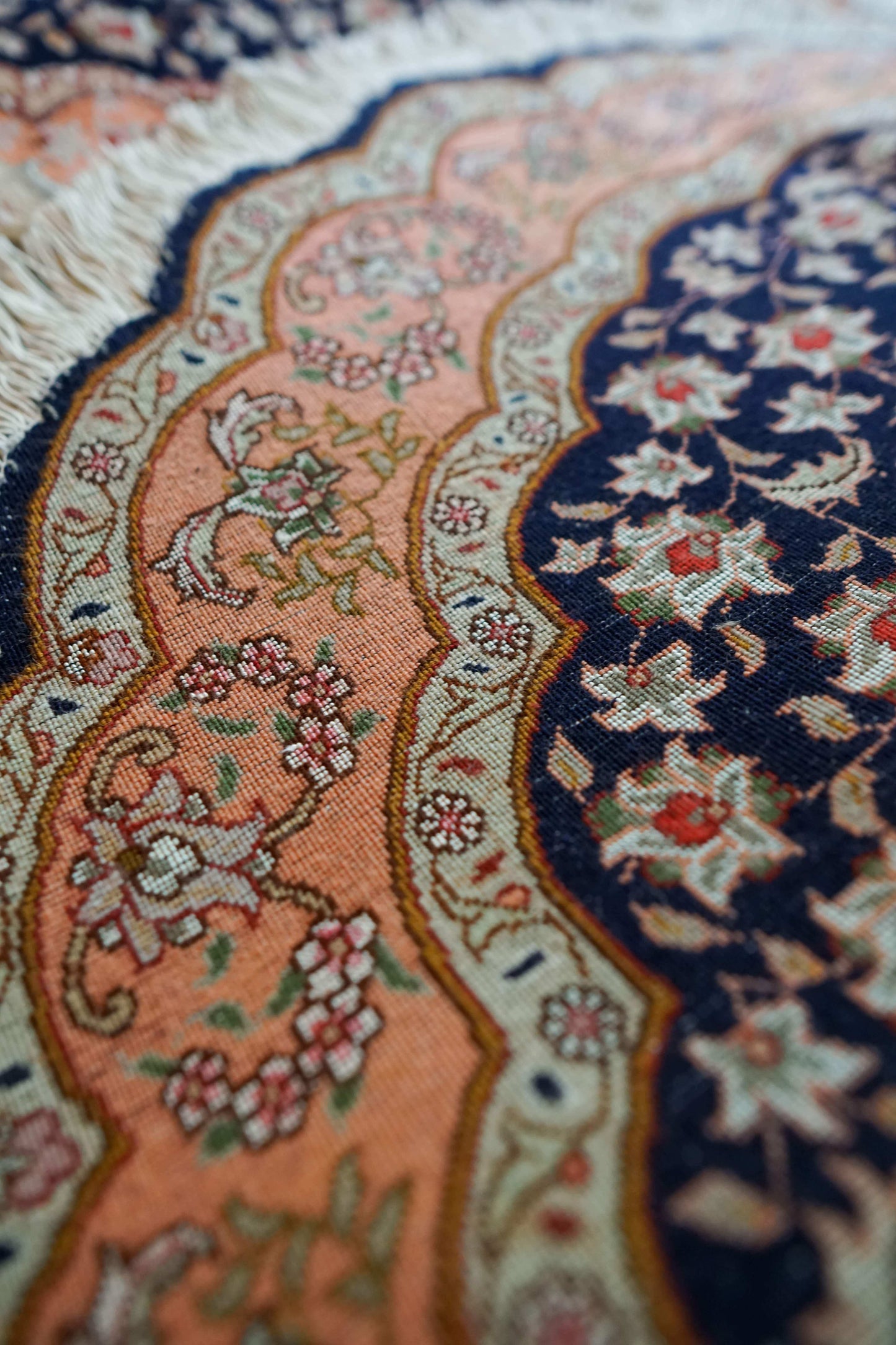 ペルシャ手織り絨毯 タブリーズ産 丸い 145×98cm ウール&シルク