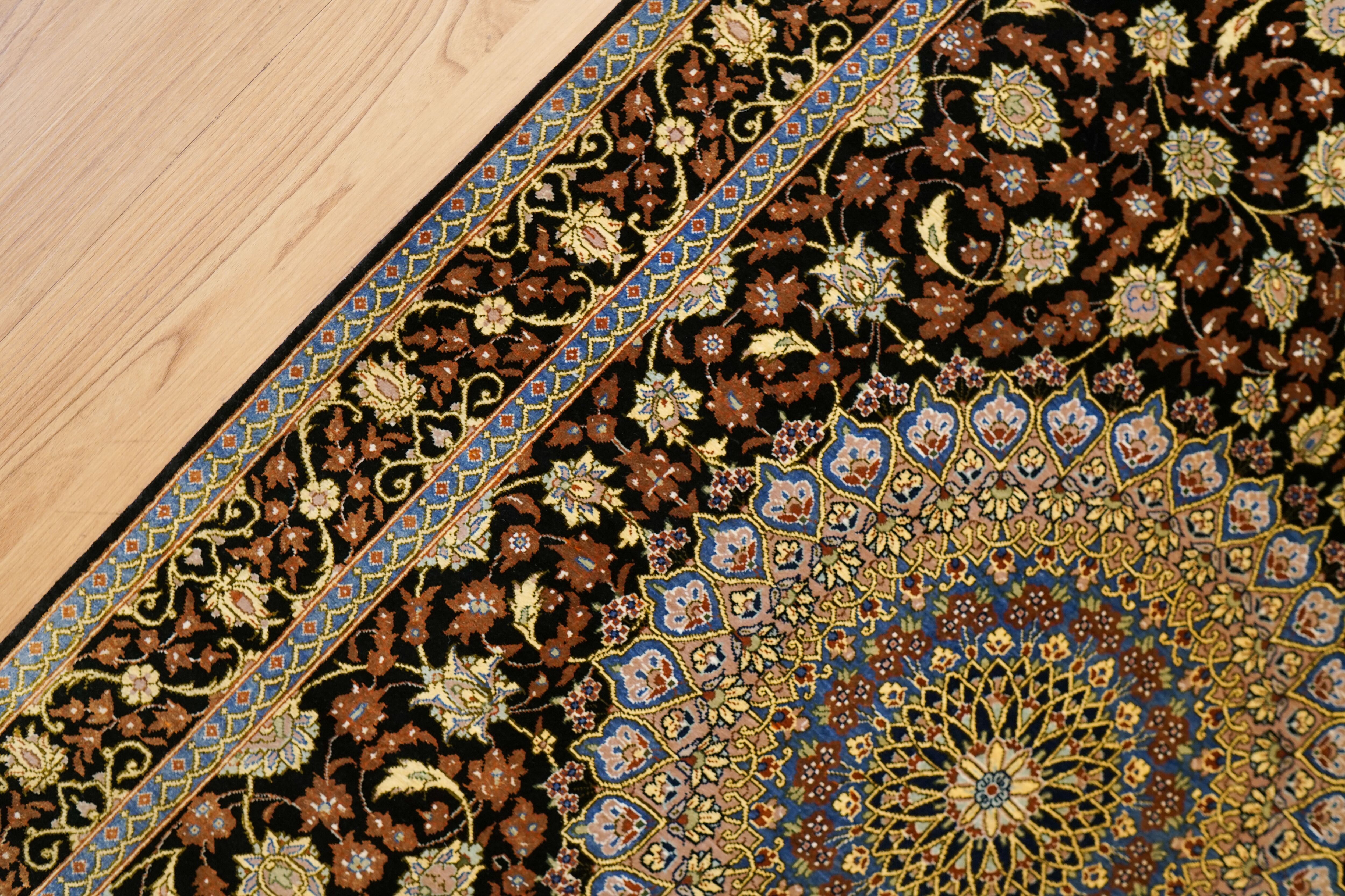 ペルシャ絨毯 クム産 シルク100％ ムサビイ工房 121×79cm｜手織り