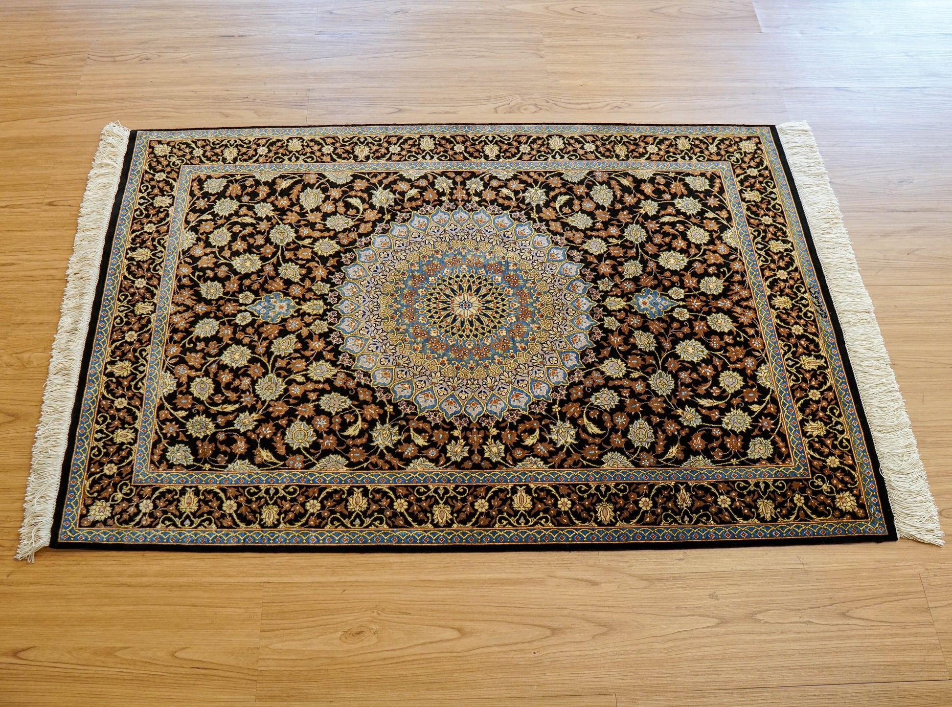  ペルシャ絨毯 クム産 シルク100％ ムサビイ工房 121×79cm｜手織り・シルクラグ・メダリオンデザイン