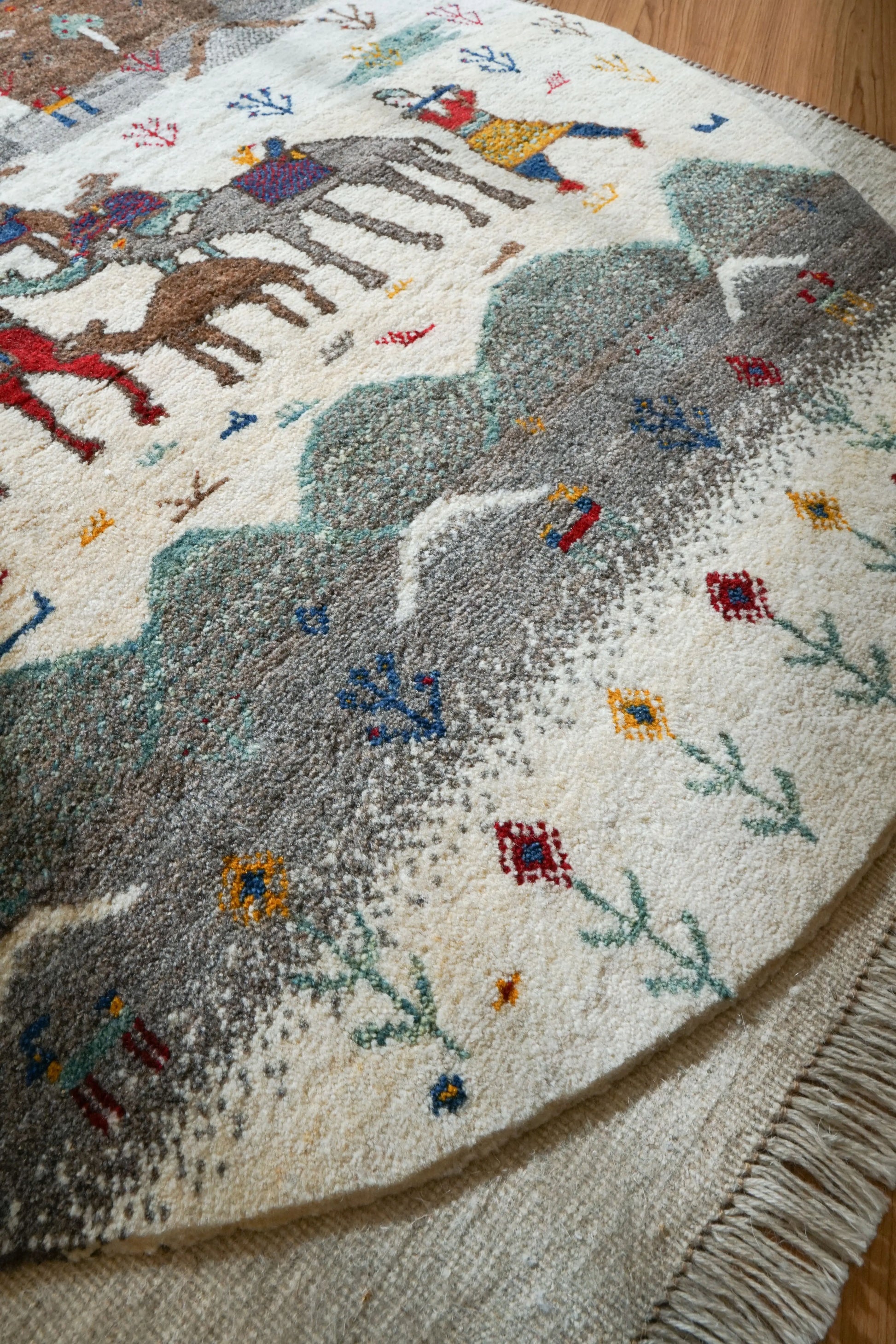 Collection 103×102cm ペルシャ手織りギャッベ リーズバフト – 細かな織りの上質ギャッベ