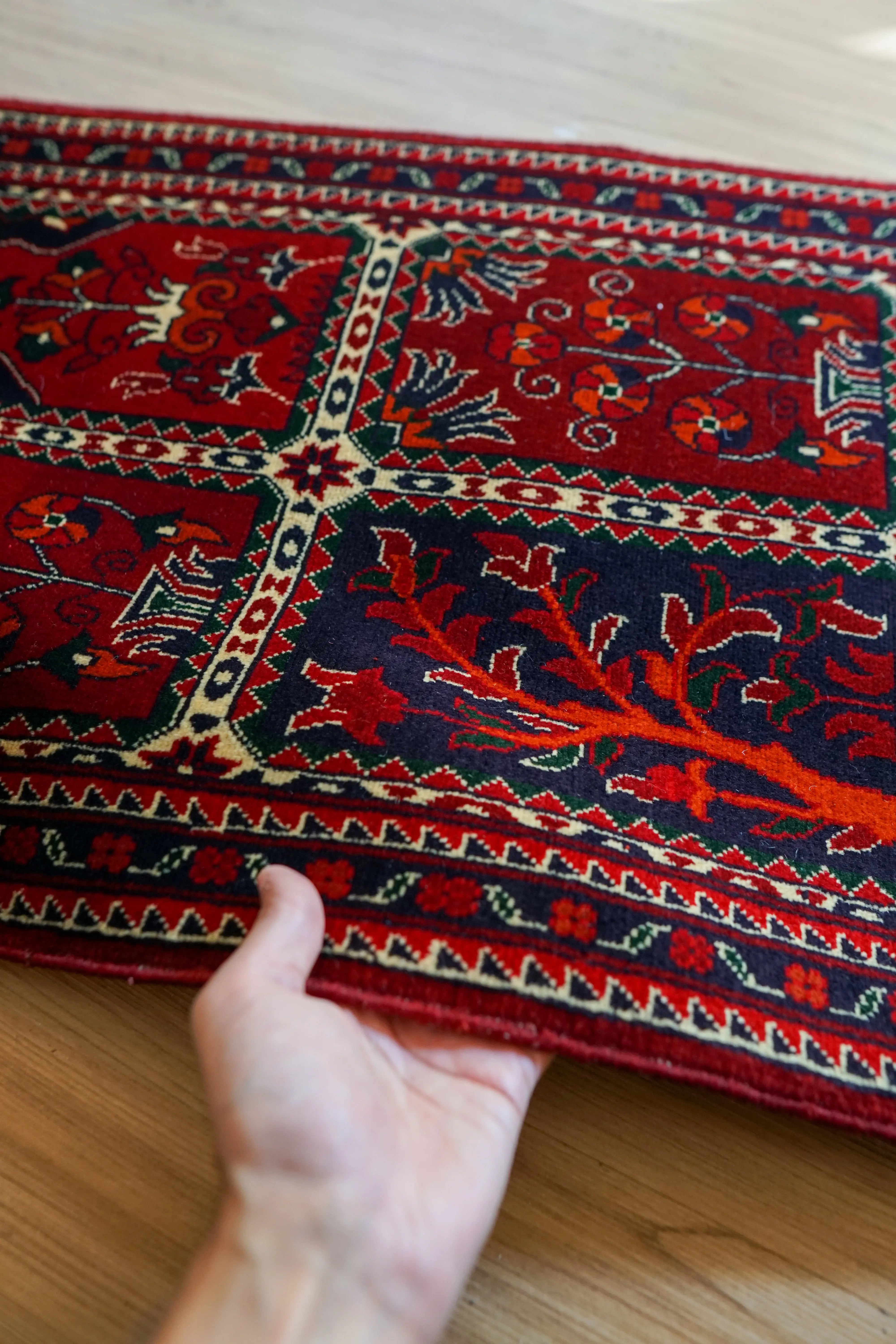 103×53cｍ【 アフガ二スタン手織り絨毯　カールモハメディ 】トライバルラグ アフガニスタン手織り絨毯 カールモハメディ 103×53cm