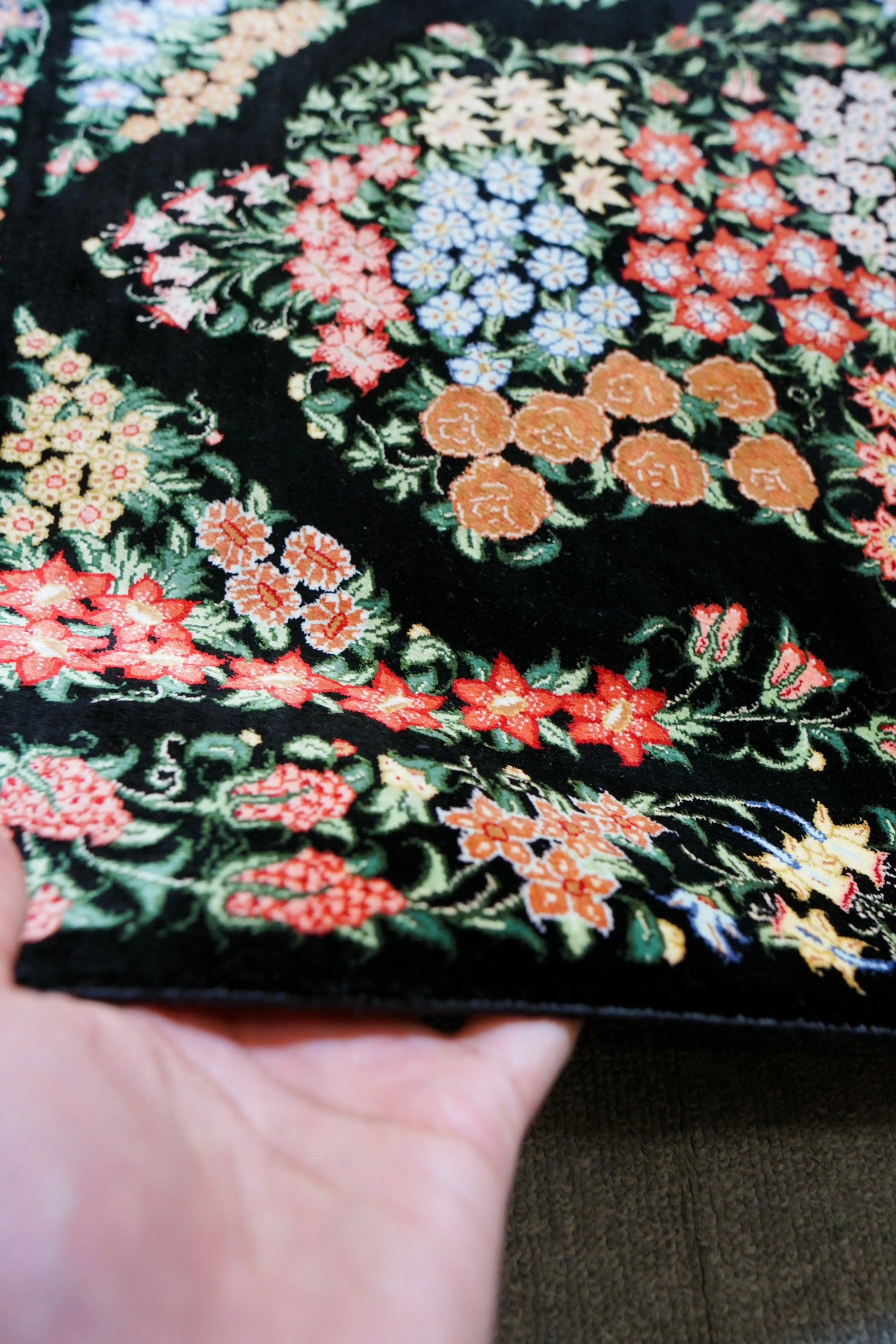90×58cm　ペルシャクム産の総手織りシルク絨毯　証明書付 Decorworks