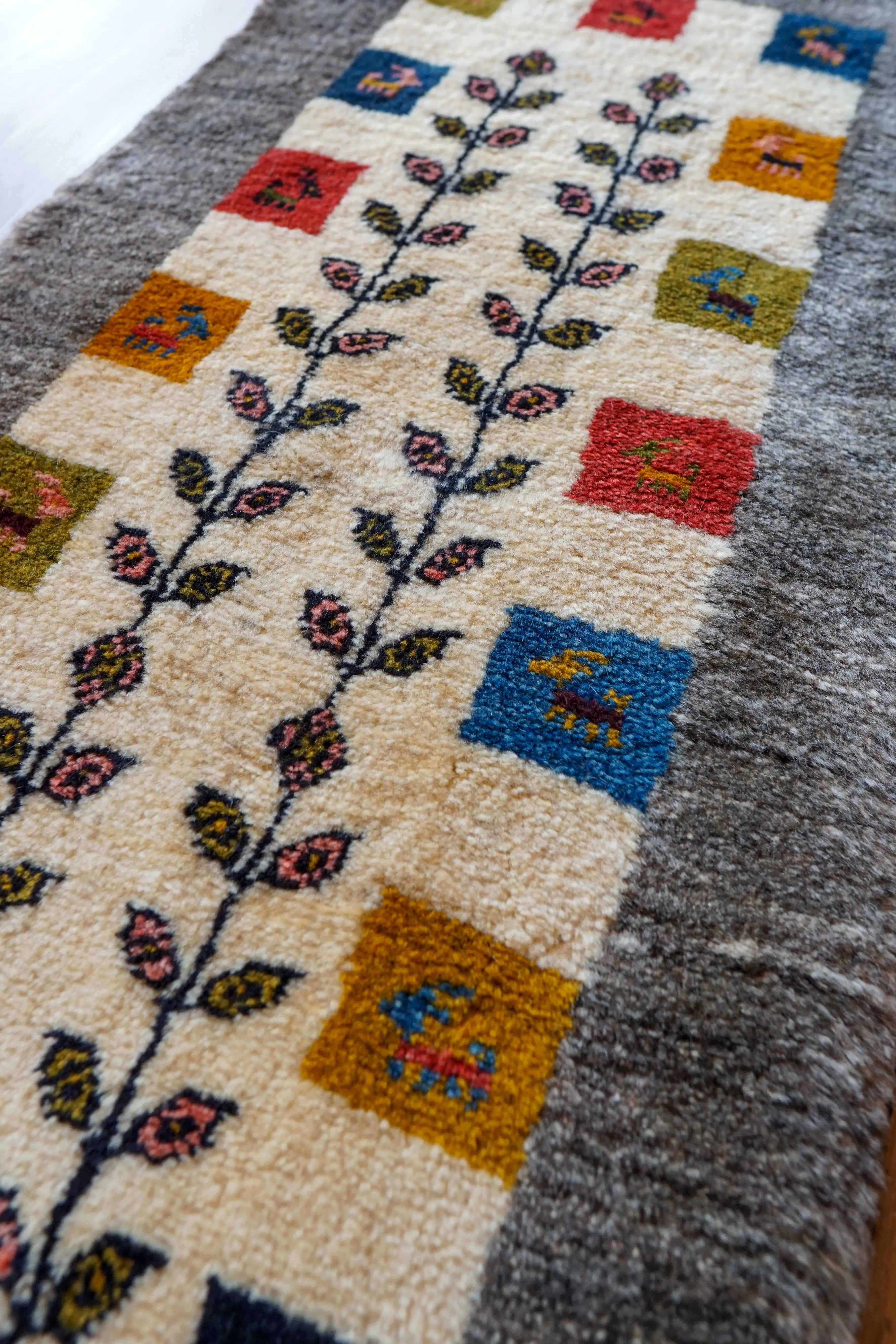 ギャッベ ランナー カシュガイ族 手織り ウールラグ 高級トライバル