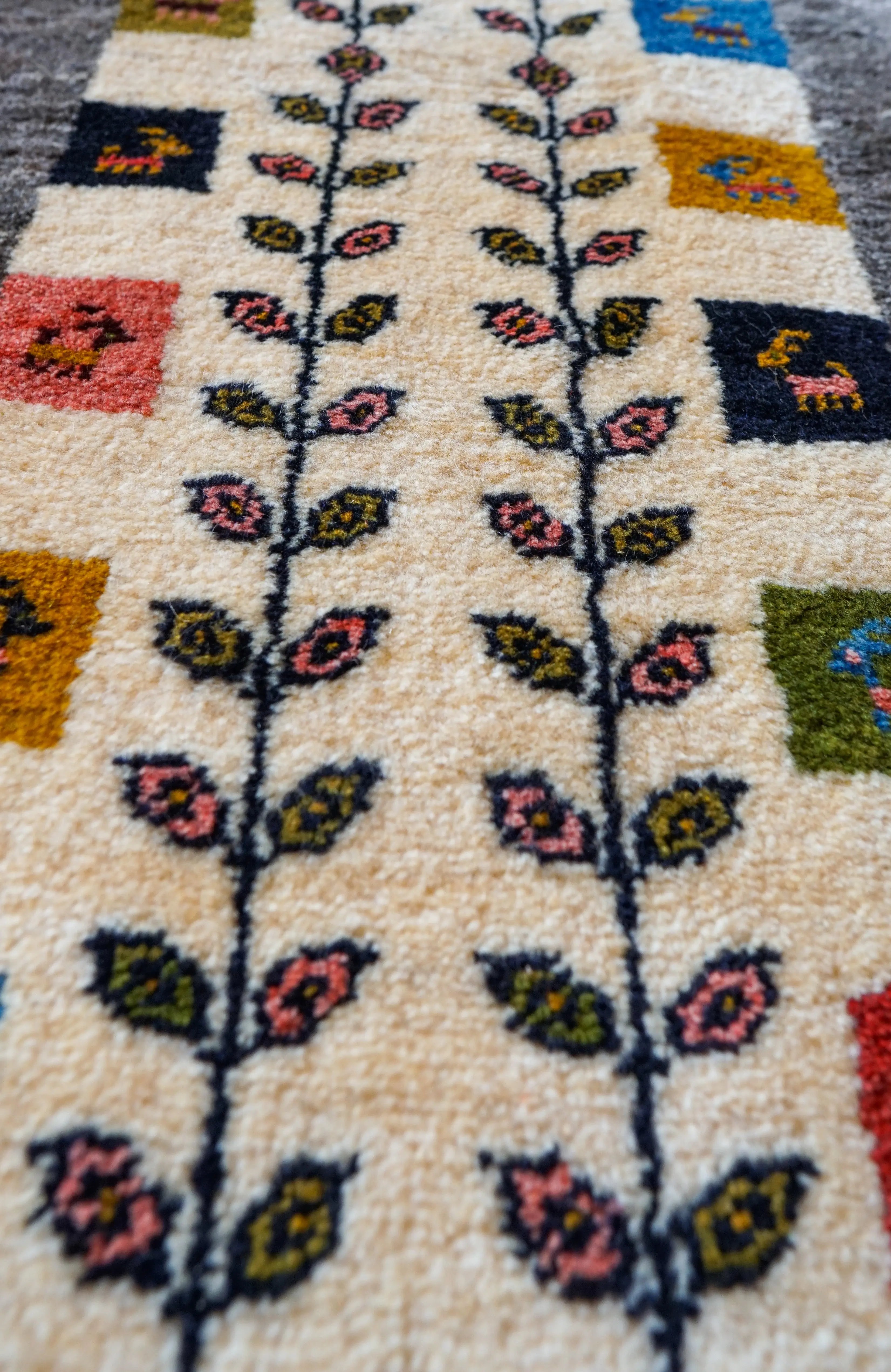 ギャッベ ランナー カシュガイ族 手織り ウールラグ 高級トライバル