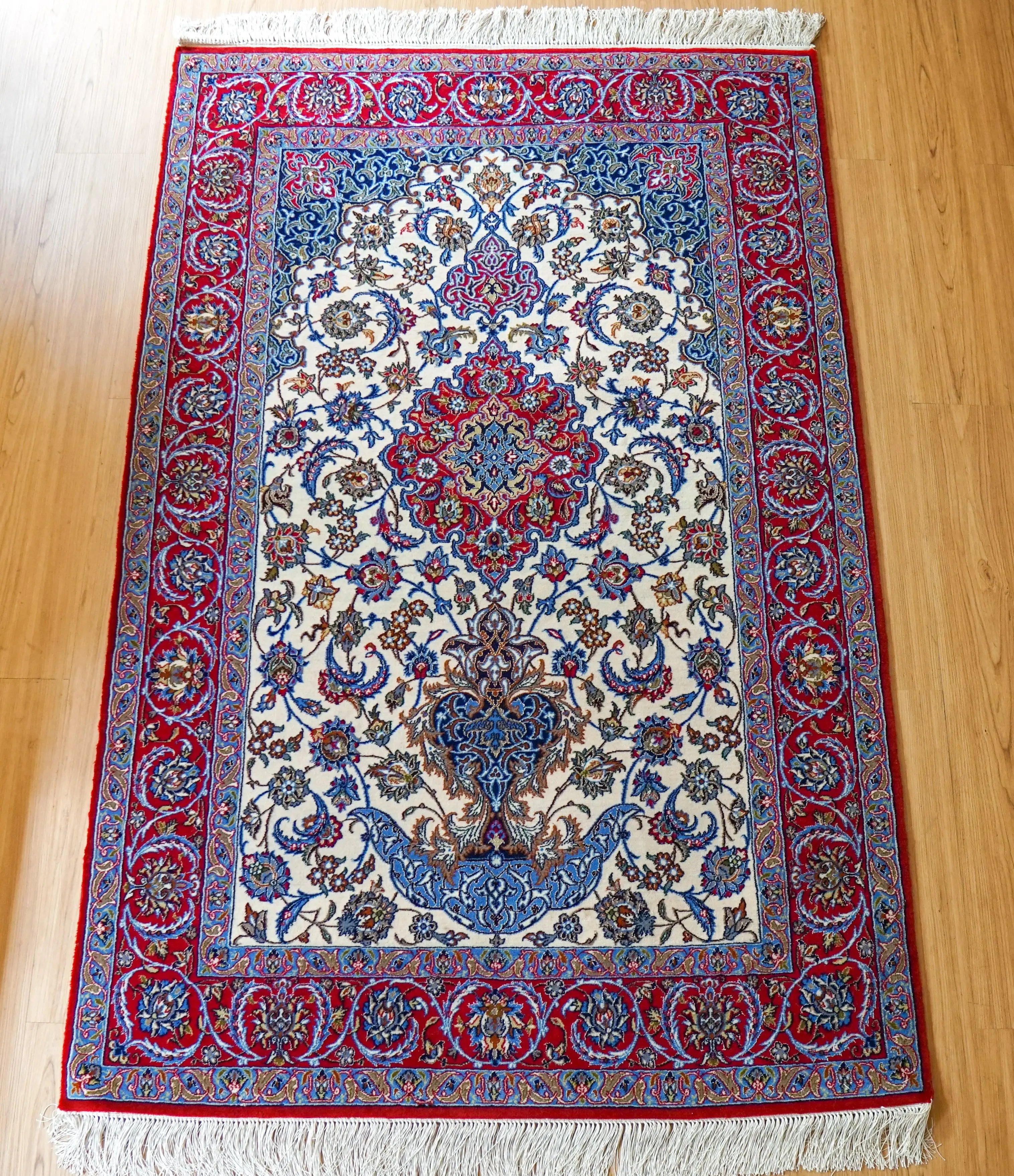 オールドイスファハンラグ ペルシャ絨毯｜伝統と歴史を受け継ぐ