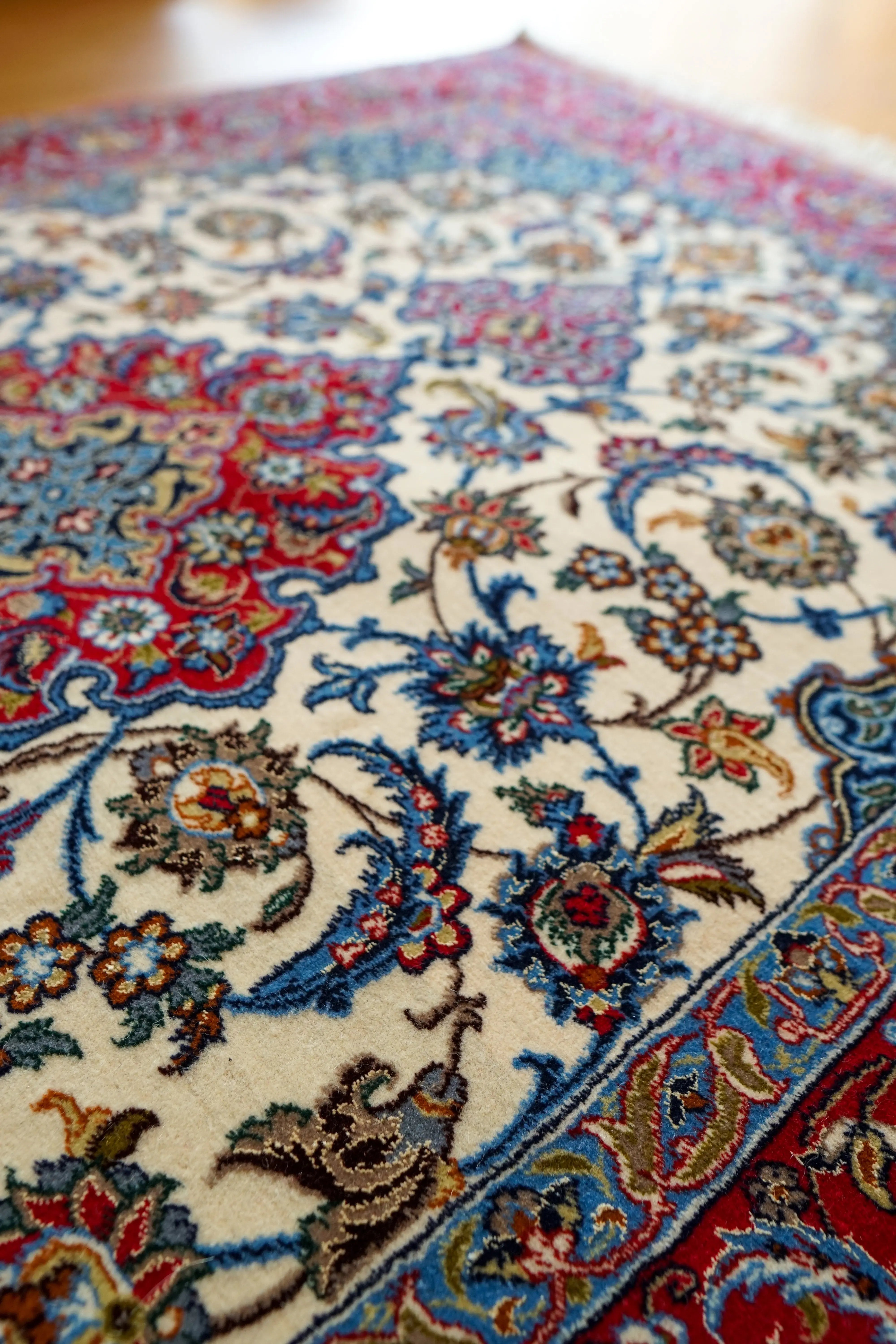 オールドイスファハンラグ ペルシャ絨毯｜伝統と歴史を受け継ぐ