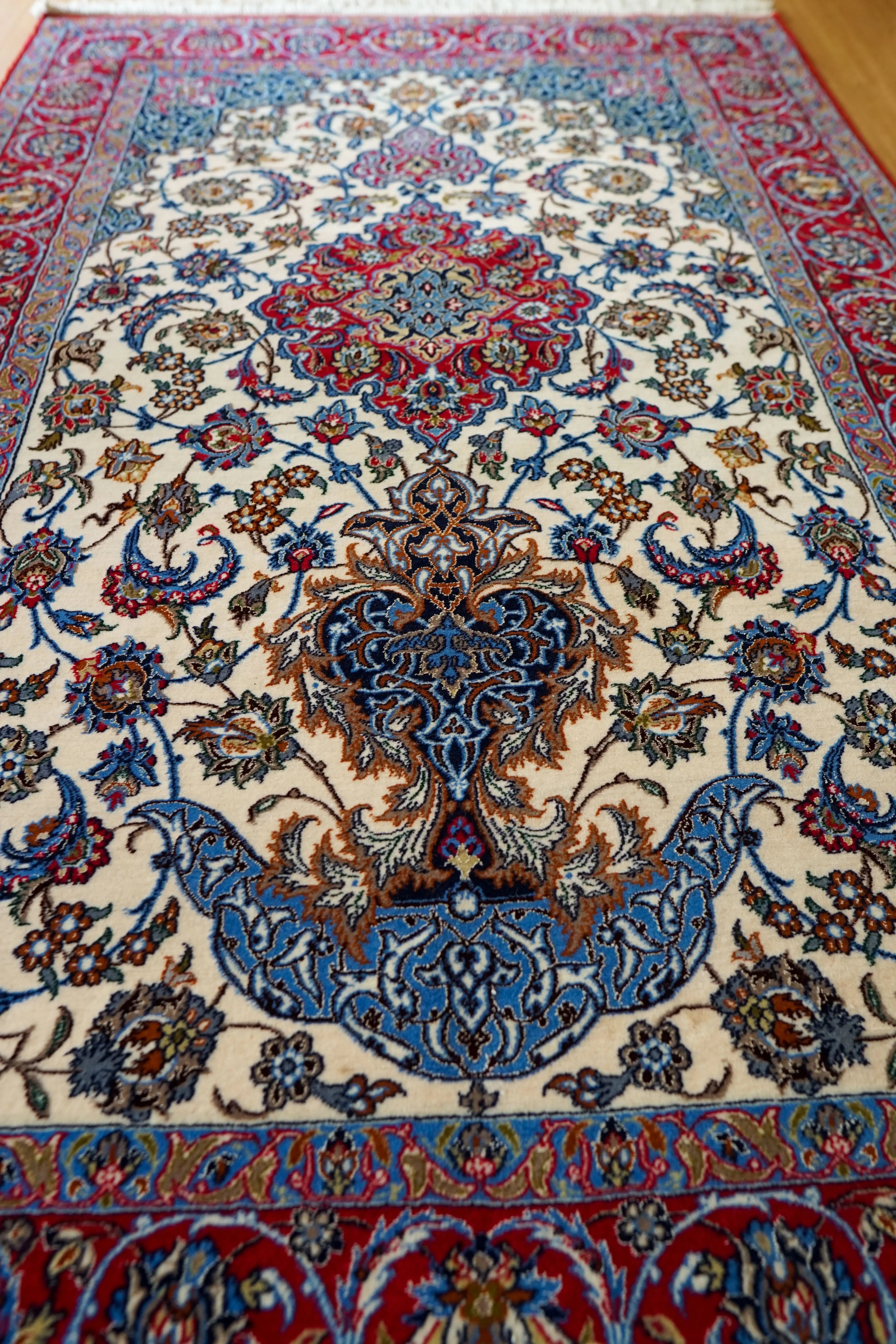 オールドイスファハンラグ ペルシャ絨毯｜伝統と歴史を受け継ぐ