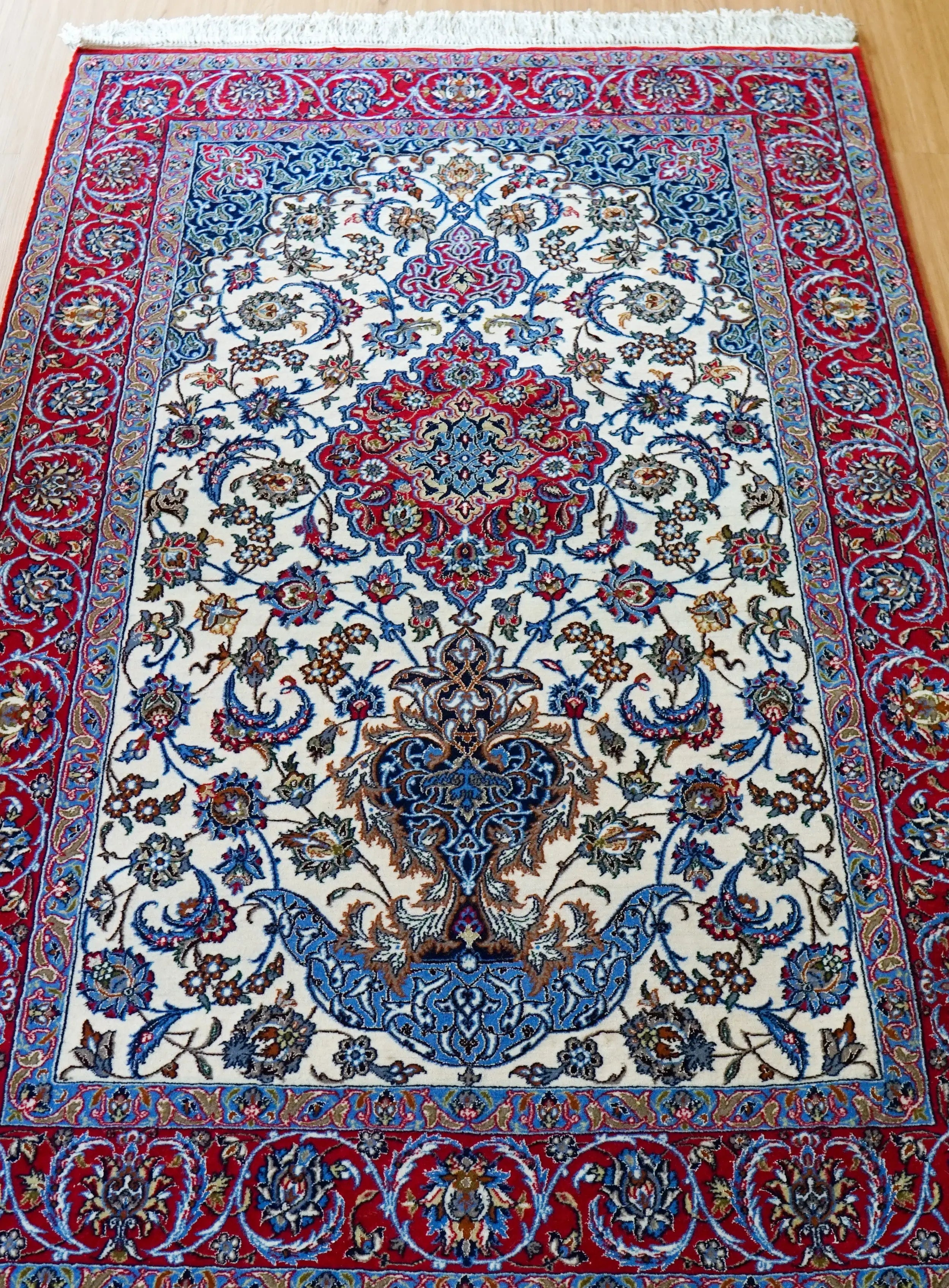 ペルシャ絨毯、手織り、イスファハン産、143x226cm ウール&シルク ペルシャ絨毯、手織り、イスファハン産、143x226cm ウール&シルク