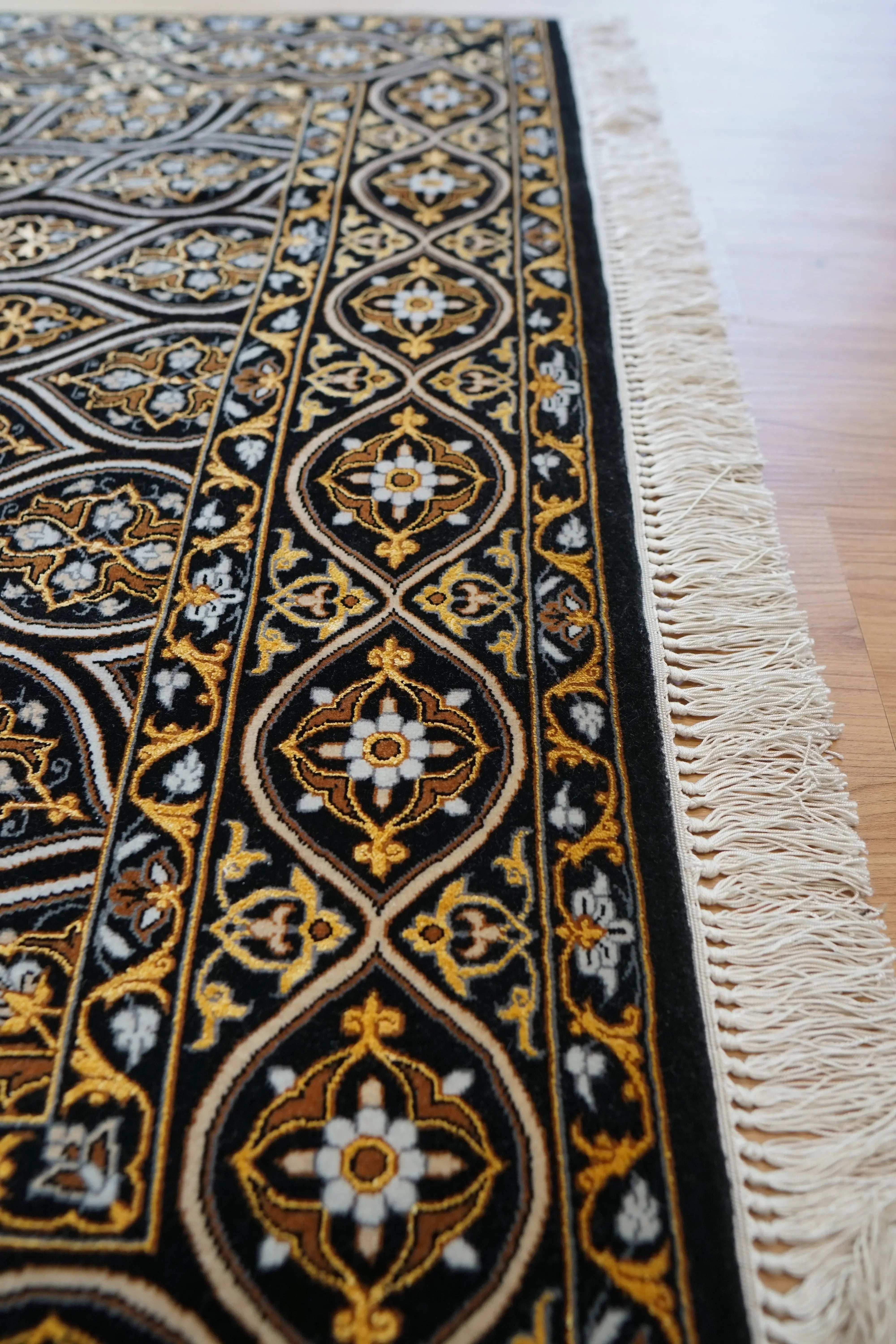 ペルシャ絨毯 イスファハン産 フセーエニ房 174×110cm Decorworks
