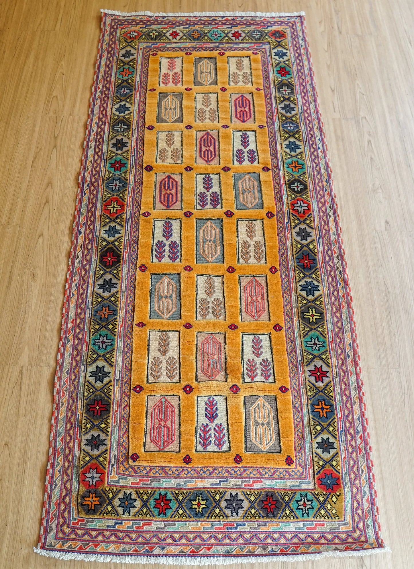 Collection ペルシャ手織り シルジャンキリム ランナー 193×80cm 、廊下やエントランスに最適なトライバルデザイン