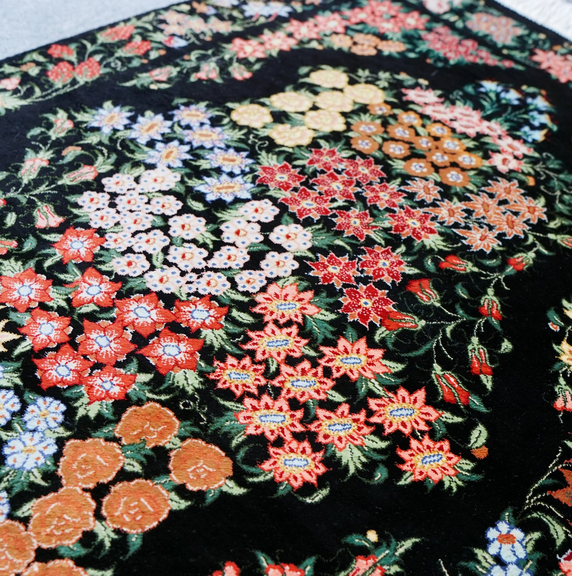 90×58cm　ペルシャクム産の総手織りシルク絨毯　証明書付 Decorworks
