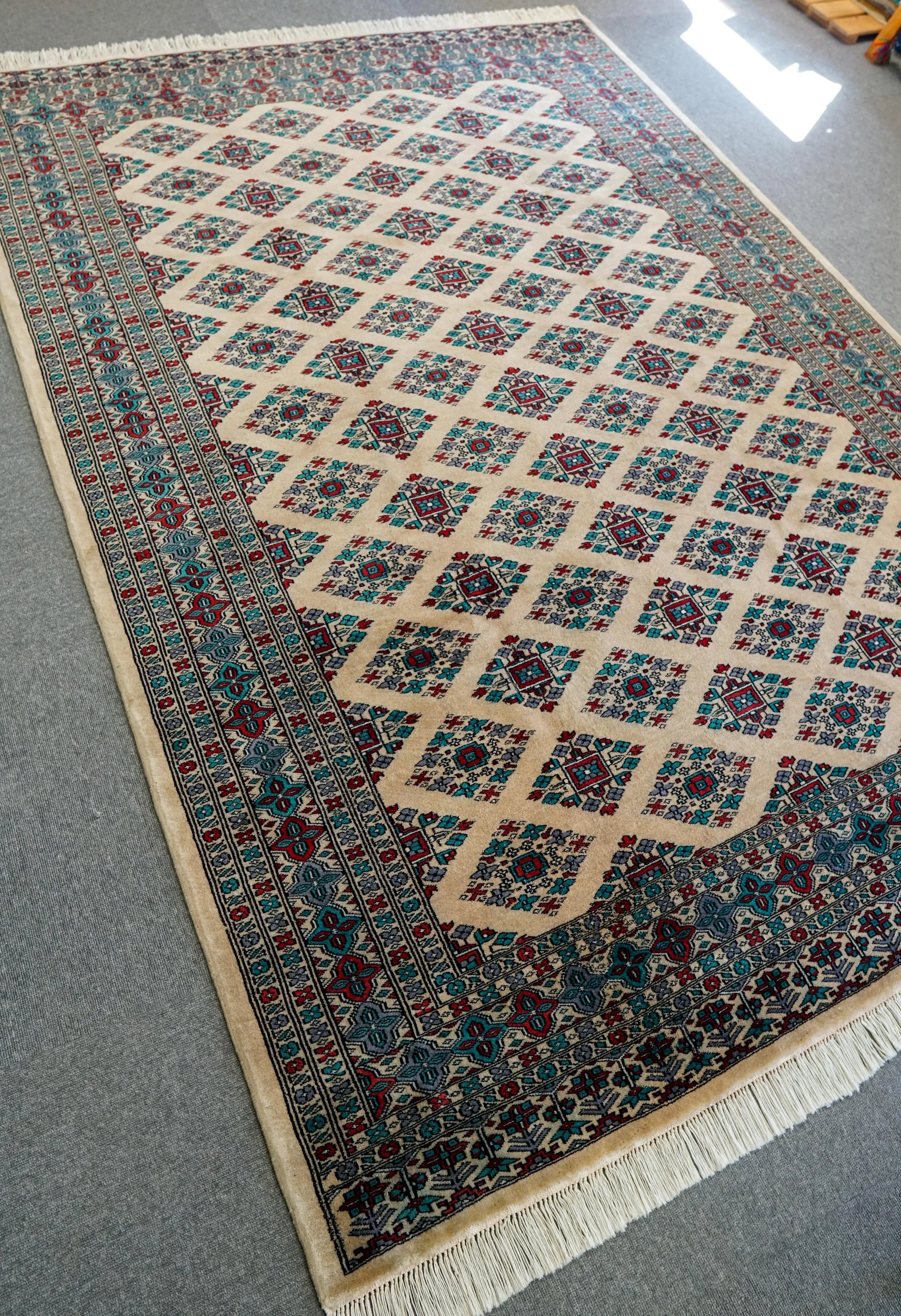 236×164cm  パキスタン手織り絨毯 Decorworks