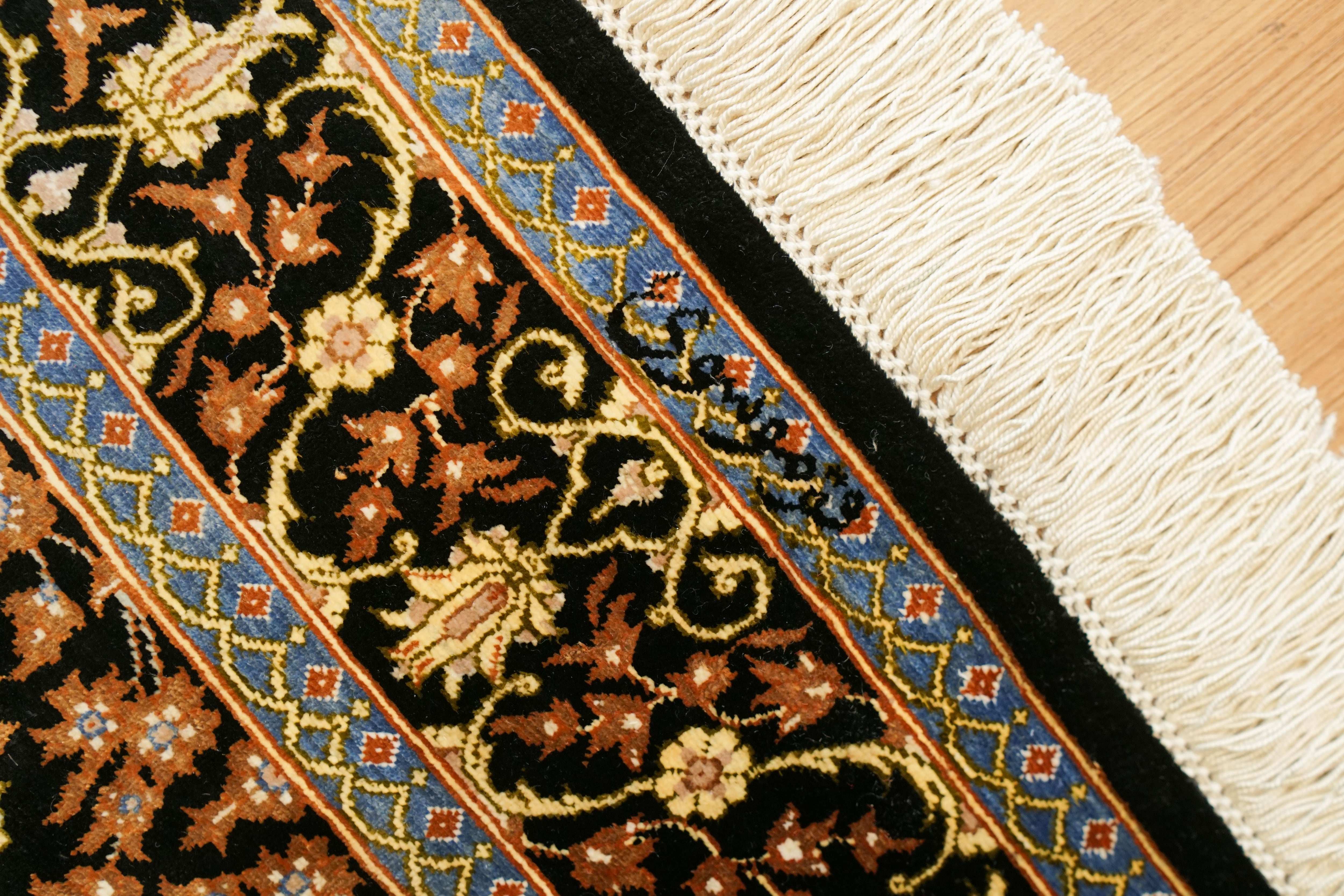 ペルシャ絨毯 クム産 シルク100％ ムサビイ工房 121×79cm｜手織り