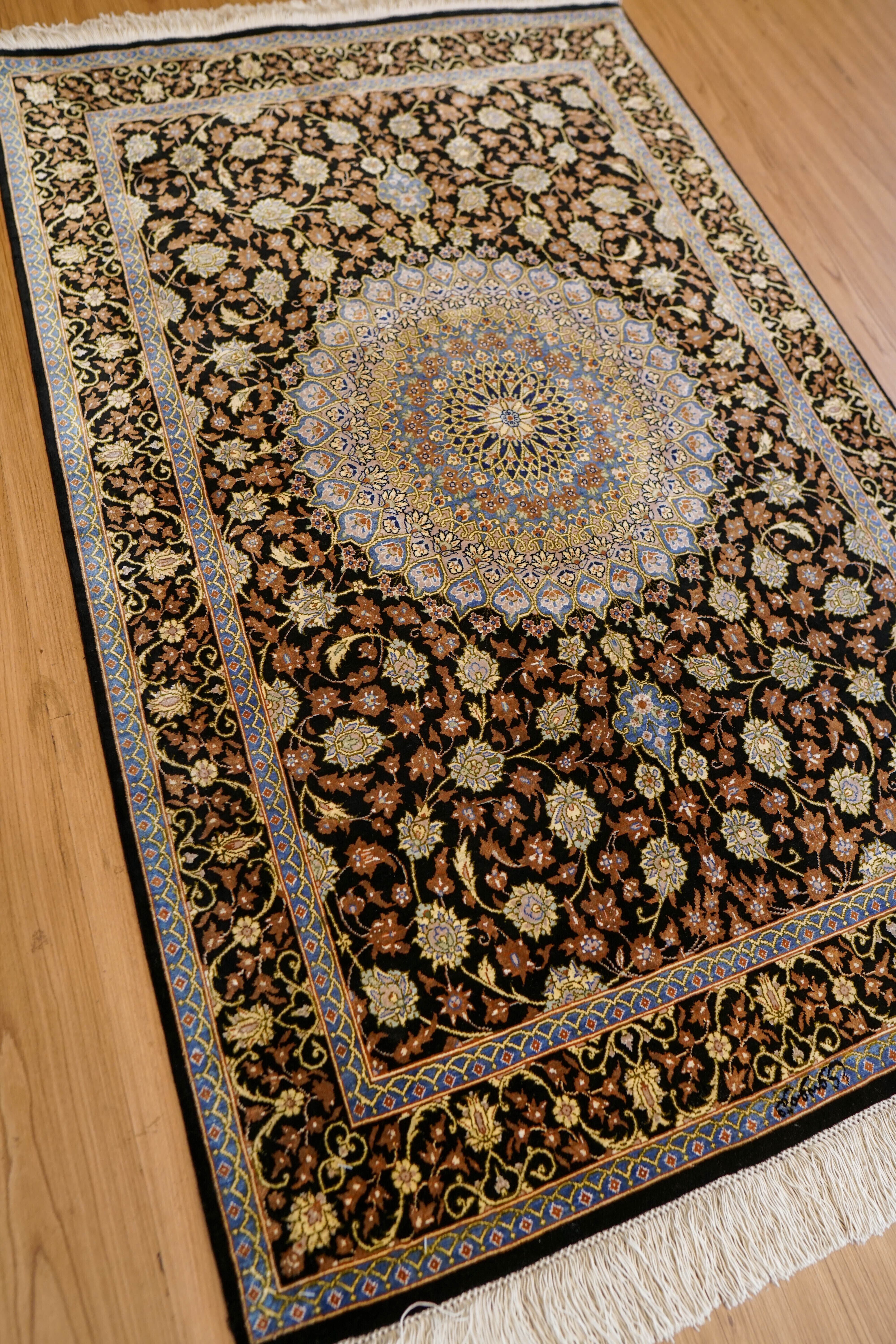ペルシャ絨毯 クム産 シルク100％ ムサビイ工房 121×79cm｜手織り