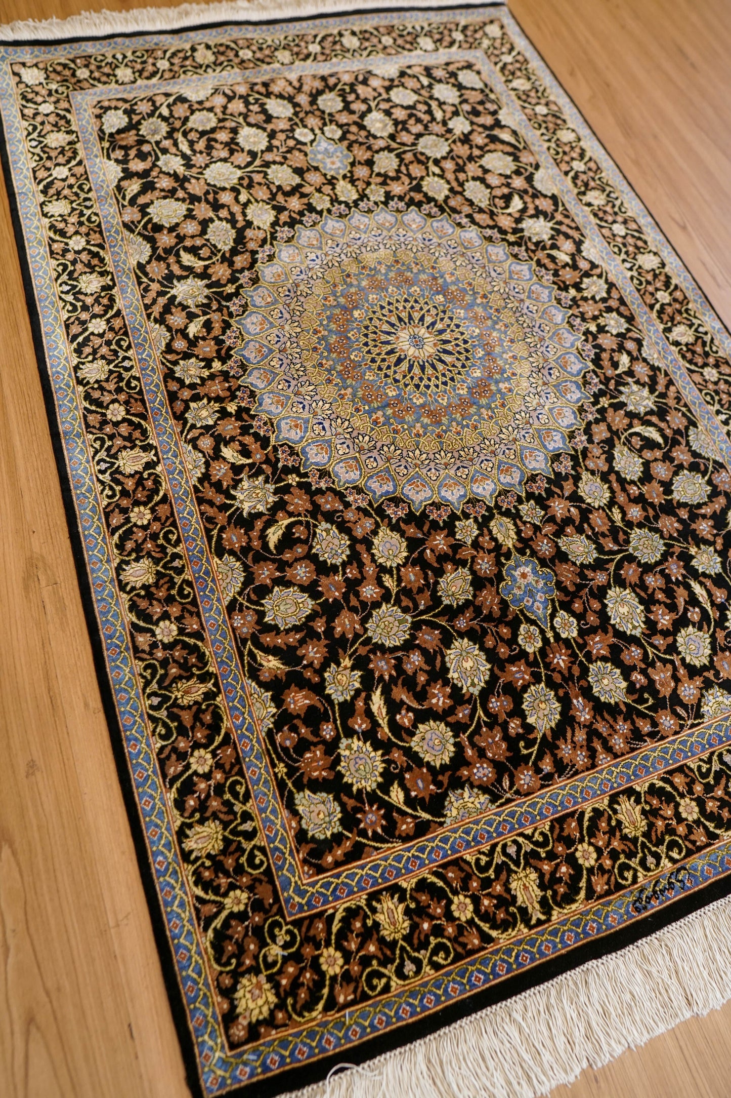  ペルシャ絨毯 クム産 シルク100％ ムサビイ工房 121×79cm｜手織り・シルクラグ・メダリオンデザイン