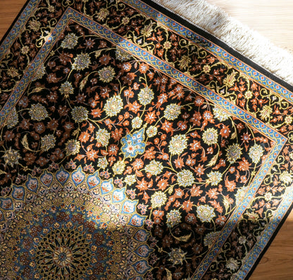  ペルシャ絨毯 クム産 シルク100％ ムサビイ工房 121×79cm｜手織り・シルクラグ・メダリオンデザイン