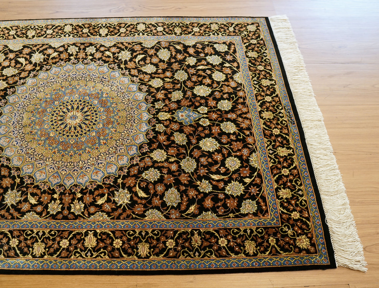  ペルシャ絨毯 クム産 シルク100％ ムサビイ工房 121×79cm｜手織り・シルクラグ・メダリオンデザイン