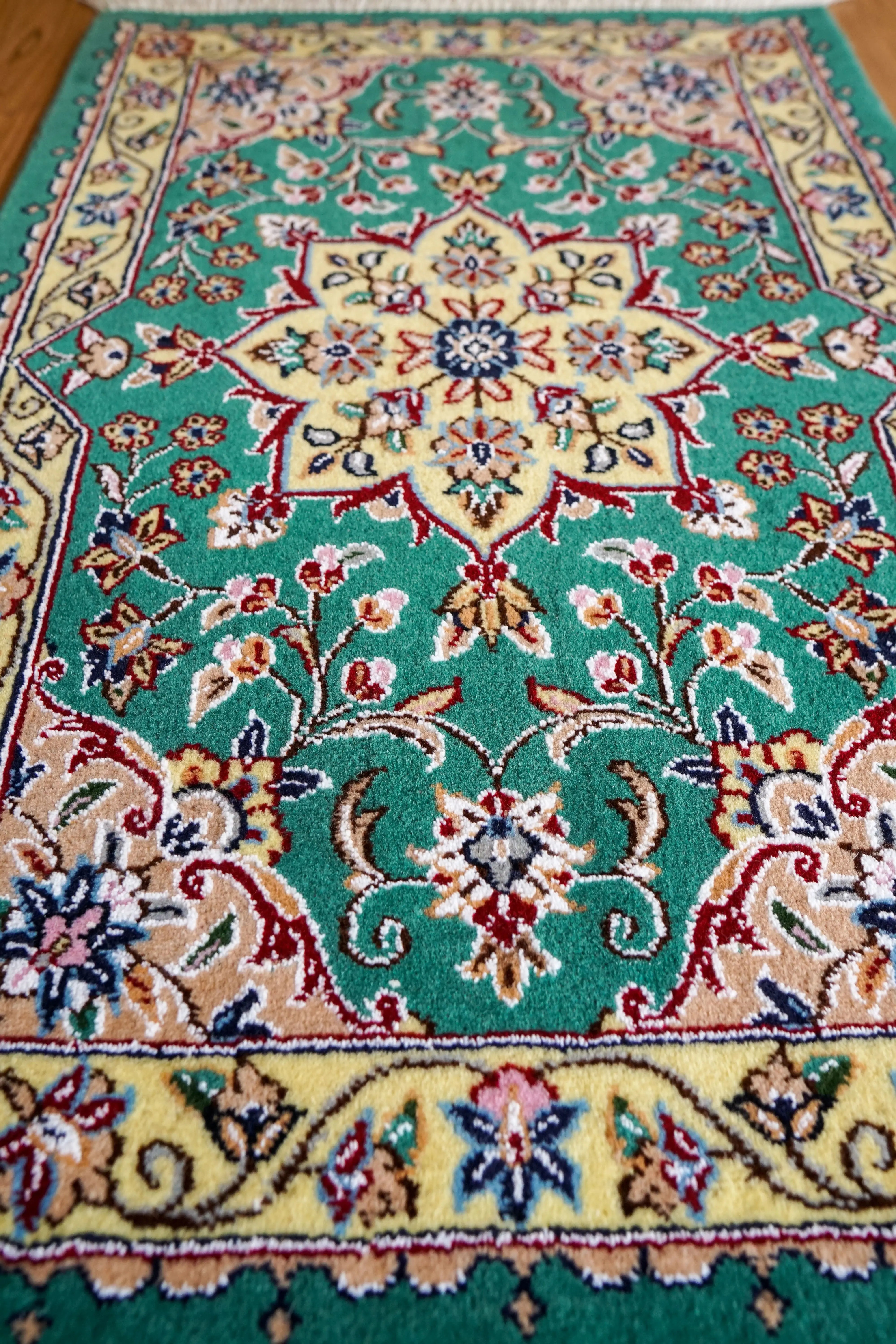 ペルシャ手織り絨毯 ナイン 77×52cm 77×52cm ペルシャ手織り絨毯 - Decorworks