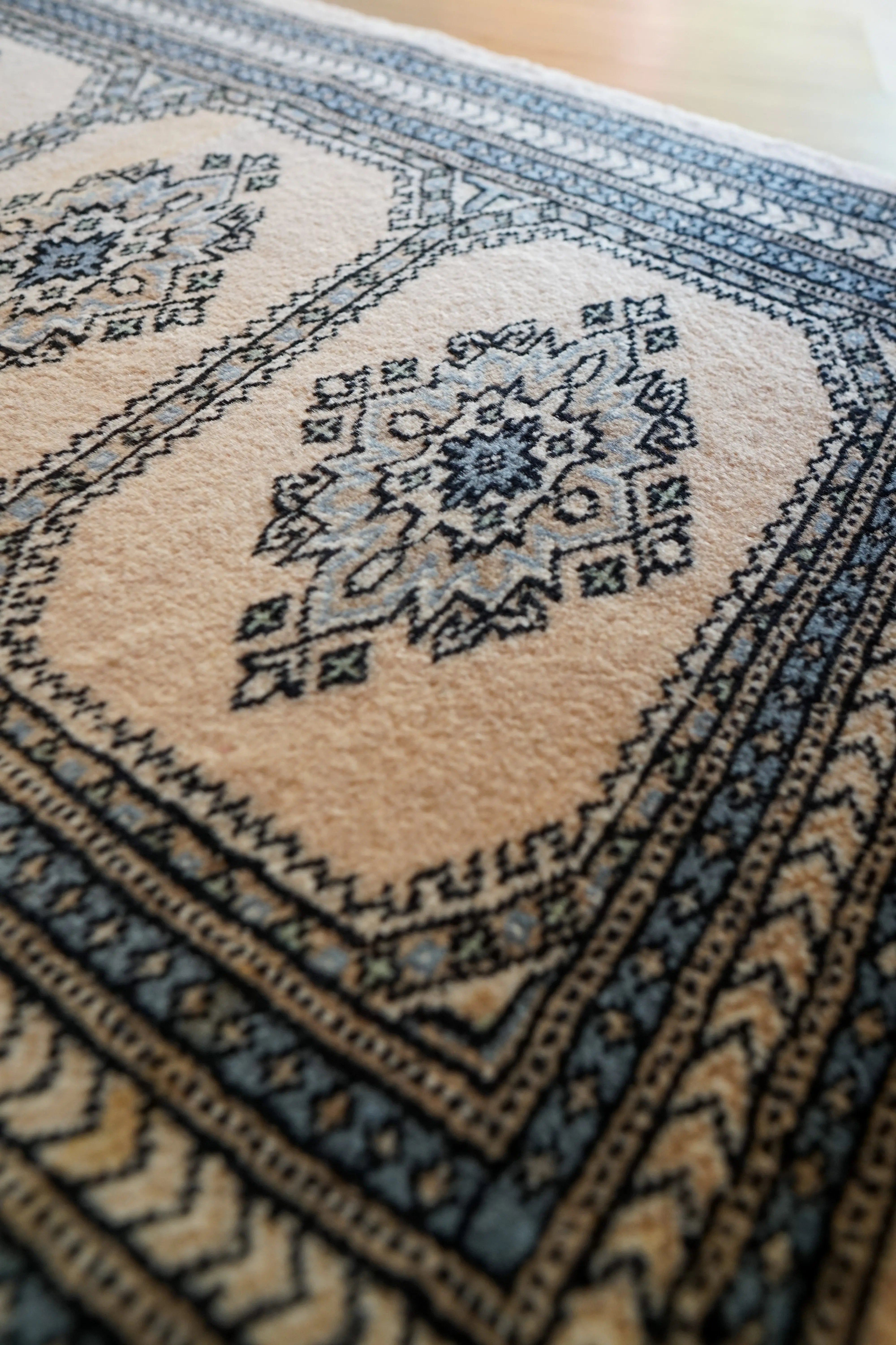 パキスタン手織り絨毯 86×63cm