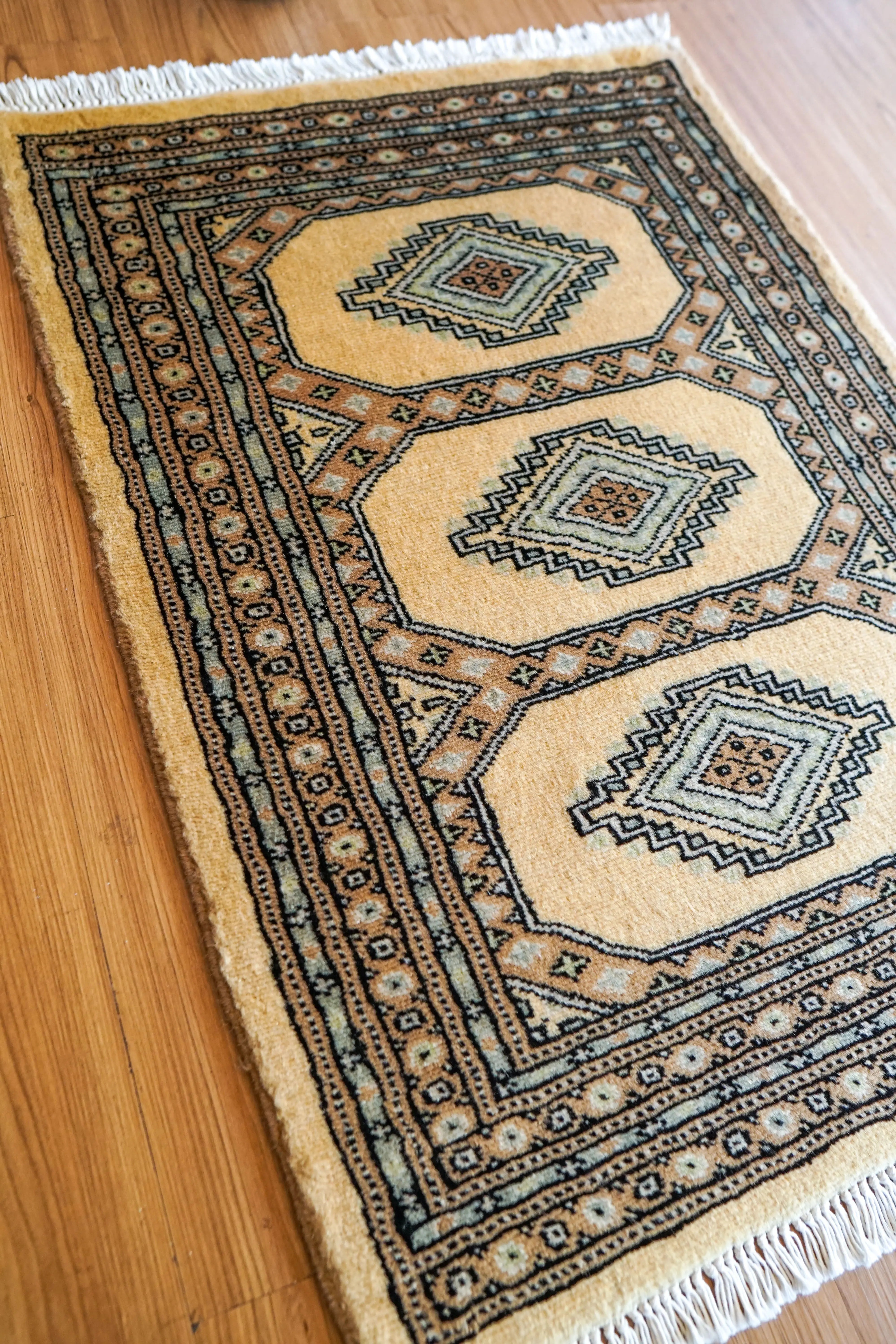 【訳あり特価】パキスタン製 手織り絨毯 約180cm x 125cm パキスタン手織り絨毯 ジャールダールデザイン - Decorworks