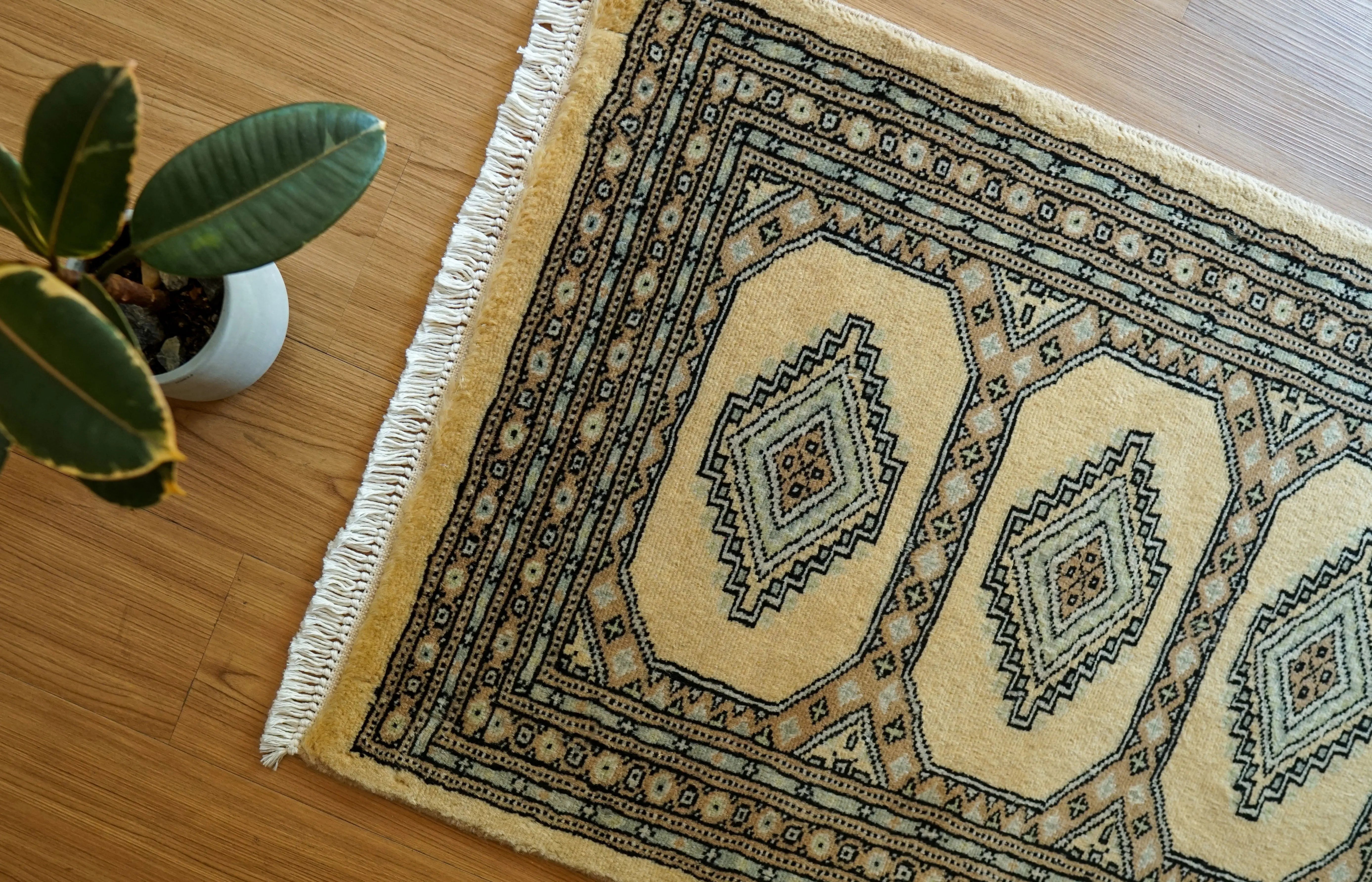 訳あり絨毯パキスタン手織り絨毯255cmx155cm Price cut!!パキスタン手織り絨毯 ウール size:80×47cm