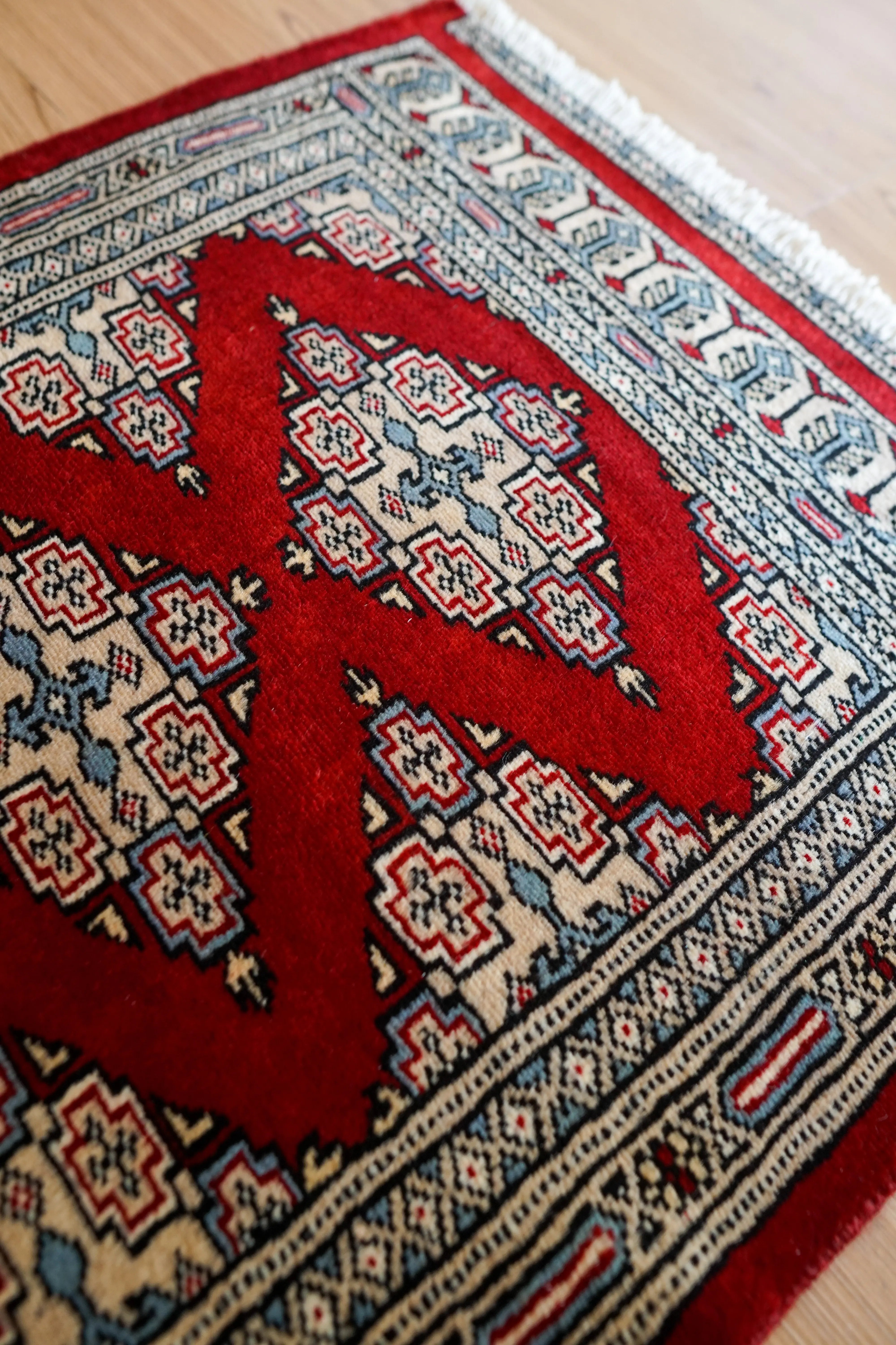 パキスタン手織り絨毯 88×62cm、ジャールダールデザインの伝統