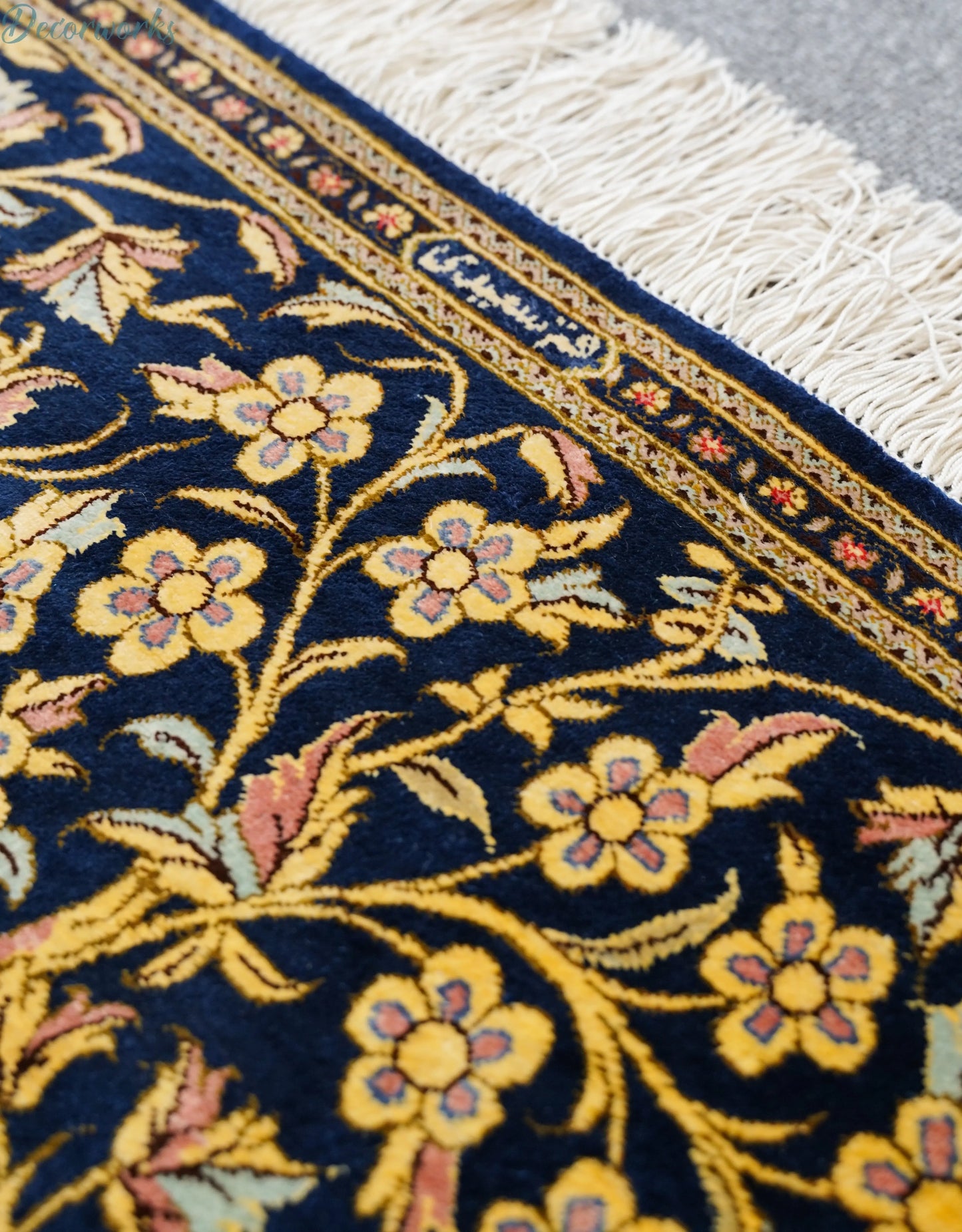 91×58cm　ペルシャクム産の総手織りシルク絨毯　証明書付 - Decorworks