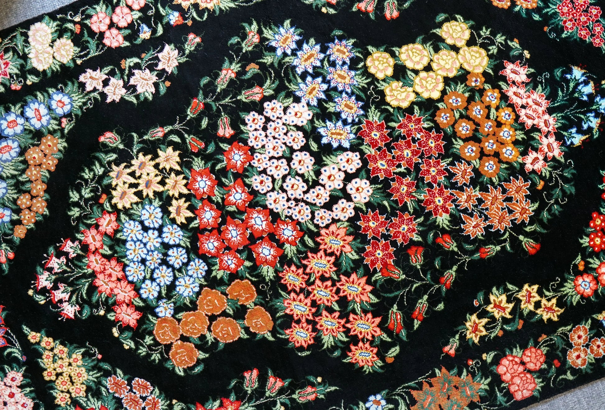 90×58cm　ペルシャクム産の総手織りシルク絨毯　証明書付 Decorworks